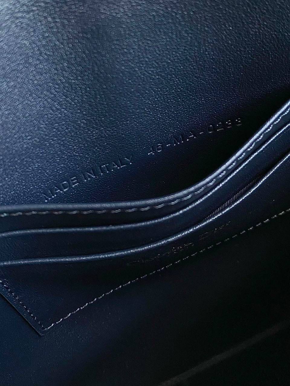 🈶老花蓝 𝗗𝗜𝗢𝗥 𝗢𝗯𝗹𝗶𝗾𝘂𝗲 手拿包/信封包 经典的老花帆布，迷你CD金属纽扣 自带的复古感加上超大尺寸，气场绝佳！ 可别看着它扁扁包型，隔层内袋特别多 日常容量足够了，还可自行加链条搭配 偶尔应付个场合也可以，后知后觉的爱啊 一个会用手包的女人一定特别懂时髦 30×18.2×2cm，#6055