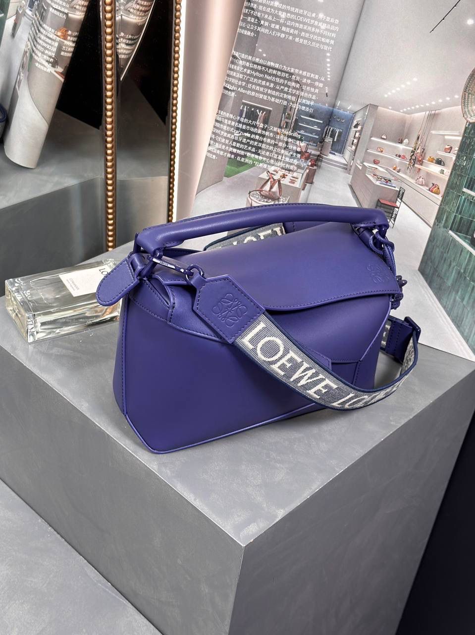 𝙿𝚞𝚣𝚣𝚕𝚎 𝚎𝚍𝚐𝚎 【朕品】 - 23早春🔥 尺寸:24×16.5×10.5cm 编码:052239象牙白 灵感来自于中国古代陶瓷的单色釉料，在原本经典几何造型升级改版，采用同色系五金配件，同色系提花肩带（可调节长度）和同色系陶瓷小兔子挂饰。 除了色彩上的灵感，单色釉的缎面牛皮革材质，更加光滑柔软，给包包增添更多新鲜感，以现代视角诠释着单色釉的至雅之美❤️