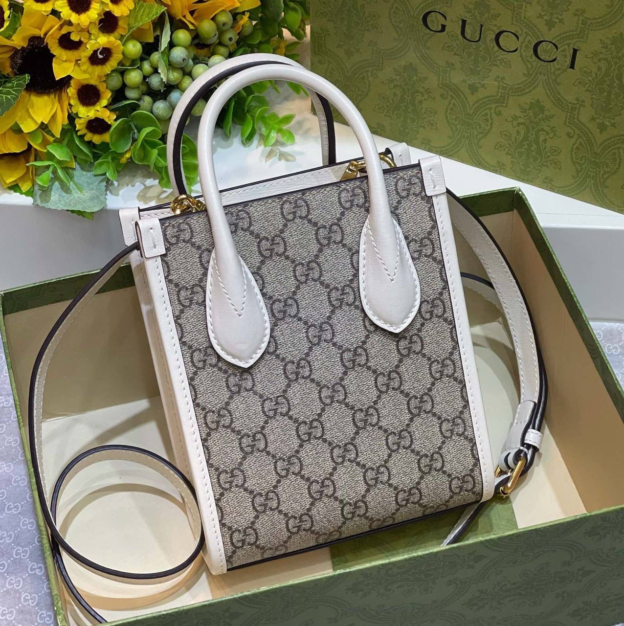 ✈️✈️✈️#🔥Retre 迷你 𝐓𝐨𝐭𝐞 # ▫️型号：671623 ▫️尺寸：16*20*7cm [烟花]全网火爆的迷你小托特，琴谱的基础包型完全不踩雷，直接盘肥家[666] 原厂牛皮➕Pvc老花 保留经典双G椭圆行标牌，内部卡座隔层、手链斜挎随意切换，𝐛𝐢眼入！