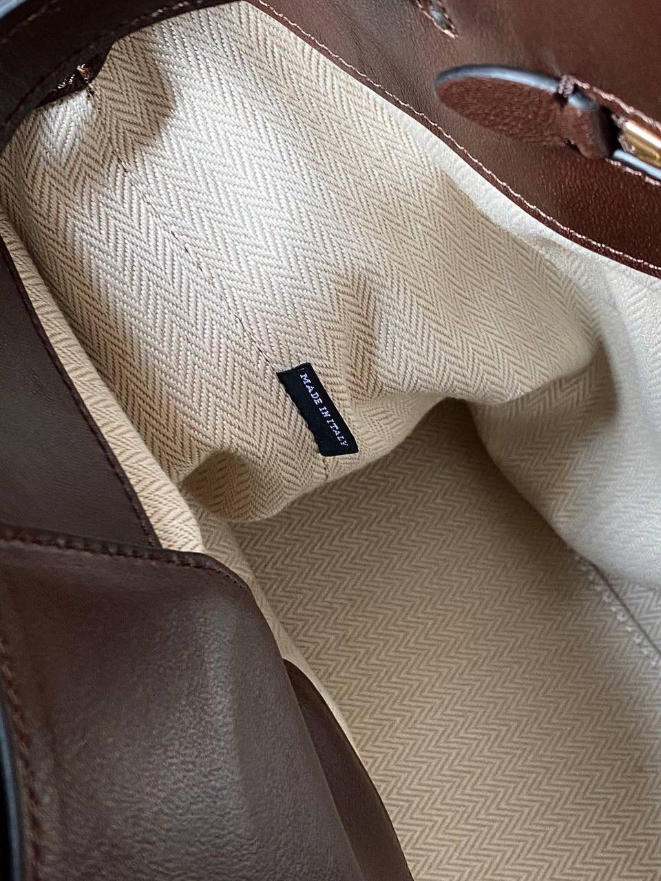 🈶石南木色 𝗠𝗶𝘂𝗠𝗶𝘂24秋冬手提包 今年这只巧克力色 给调色师跪下了！ 一整个浓浓的秋冬氛围感，已经开始期待秋天了 不管是皮质还是色泽都超有质感 根本爱到不行啊 近两年miu水涨船高，爆款制造机 出什么火什么，杀疯了已经，都去冲 31×40×13cm #F0023m