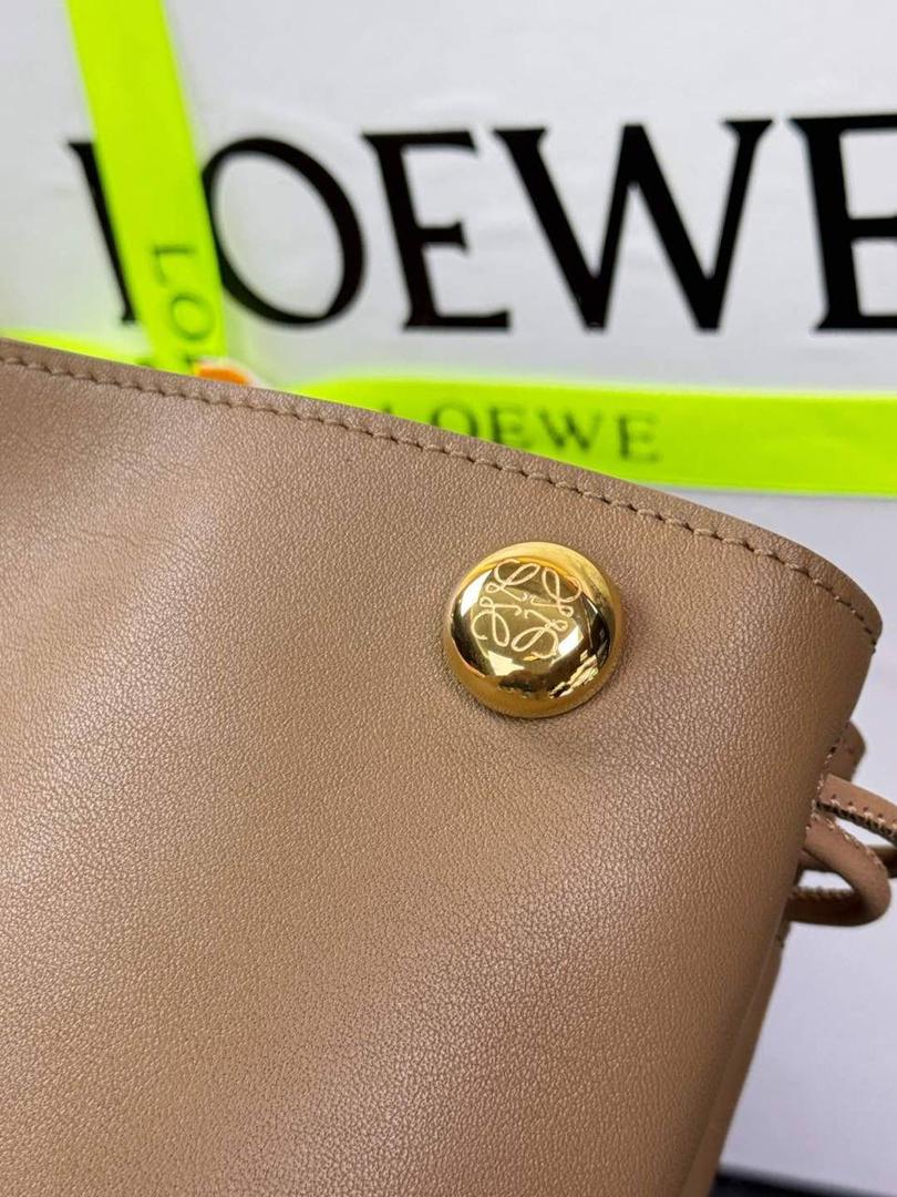 🎈（全钢）新款𝗣𝗲𝗯𝗯𝗹𝗲 𝗽𝗼𝘂𝗰𝗵手机包 ——【橡木棕到货💕】 尺寸：𝟮𝟭.𝟱-𝟭𝟳-𝟳𝗰𝗺 编码：652406 👉🏻采用进口纳帕小牛皮材质•包包手感超级舒服柔软•自重超轻。 👉🏻正面装饰两颗闪亮的𝗽𝗲𝗯𝗯𝗹𝗲配饰•精致可爱时髦•可调节肩带•腋下单肩斜跨皆🉑。 容量超大•可容纳5到6部手机•日常出行一个包就够啦😍