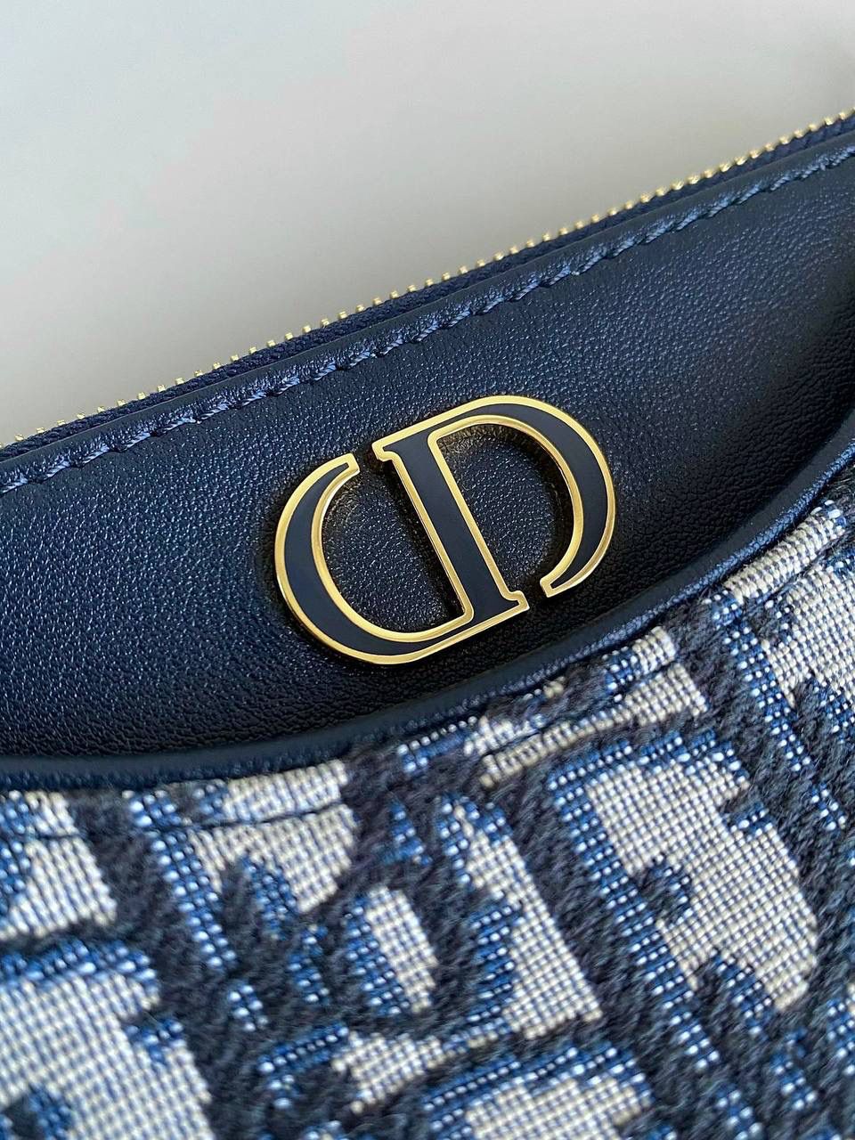 🈶老花蓝，三合一 𝗗𝗜𝗢𝗥 𝗛𝗼𝗯𝗼 𝗔𝘃𝗲𝗻𝘂𝗲腋下包 不得不说老花➕三合一➕腋下 简直绝美组合，这只肯定物超所值 两个卡夹可拆卸，日常单用都很惊喜 一个全皮配有小拉链，内袋有卡位 一个老花配有按扣，安全性都考虑到了 无论日常约会或上班通勤，我给满分！ 主打的颜值与实用并存！女生们冲冲冲 谁不爱这么轻巧精致的腋下包啊~~ 21×13×5cm，#6525m