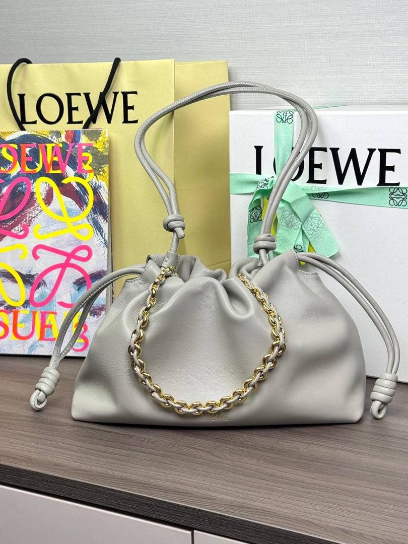 🎈中号链条款𝙁𝙡𝙖𝙢𝙚𝙣𝙘𝙤 𝙋𝙪𝙧𝙨𝙚羊皮 ——【银灰色】 尺寸：𝟯𝟬-𝟭𝟬.𝟓-𝟮𝟬𝐜𝐦 编码：012403 【配全套礼盒】 👉🏻延续福袋收缩绳褶皱设计•羊皮包身手感细腻柔软❤️ 👉🏻链条肩带➕皮肩带的双肩带设计•时尚百搭•给足了集美们多样化的选择。肩带可拆卸可调节•磁扣开合•正面烫金𝙇𝙤𝙜𝙤•呈现出高贵典雅的视觉感😍 👉🏻独家背景➕独家品质➕独家全套砖柜礼盒套装•市场高端品质皆在我手✌🏻