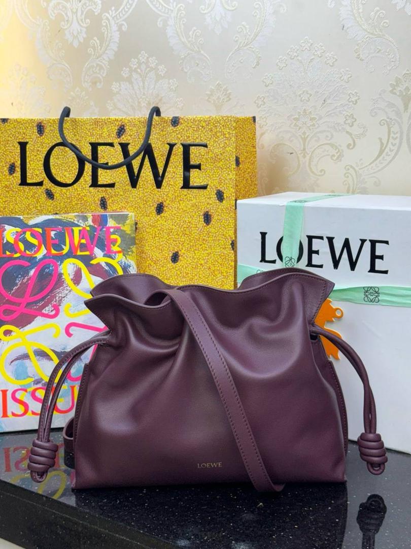 🎈全新升级—中号𝙁𝙡𝙖𝙢𝙚𝙣𝙘𝙤出货啦✅ ❤️升级版福袋正面新增品牌烫金𝙇𝙤𝙜𝙤代替压印𝙇𝙤𝙜𝙤，肩带加宽同时增加两侧狗扣五金代替原本皮穿扣肩带，精致又便捷🥰 ❤️独家定制皮料五金，小牛皮皮质手感十分柔软且耐用，肩带🉑拆卸🉑调节，多种背法任你选择，容量超大，日常出行必备😍 ❤️独家品控，完全对版细节，全套礼盒🎁包装给你满满的仪式感🥰 中号尺寸：𝟯𝟬-𝟮𝟰.𝟱-𝟭𝟬.𝟱𝗰𝗺 款号：052028酒红色