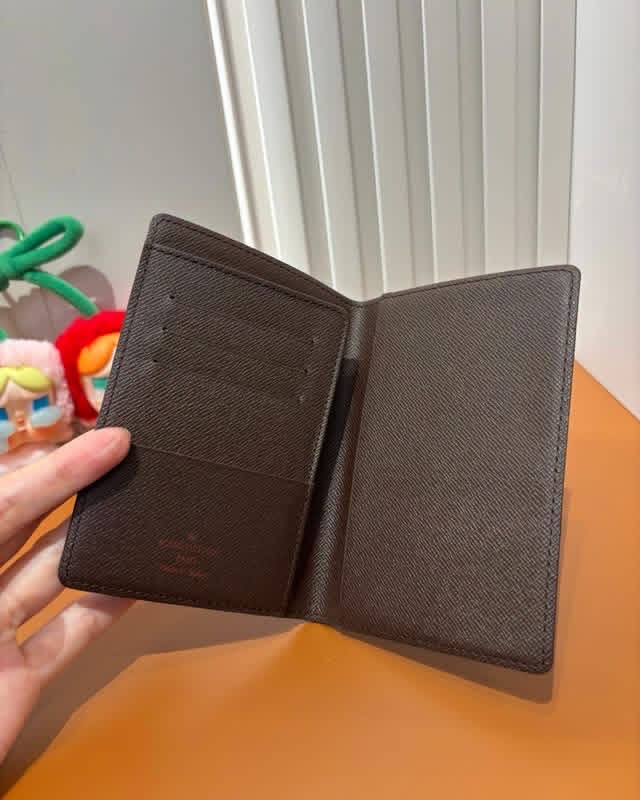 Lv passport holder 100%Authentic, 98%New