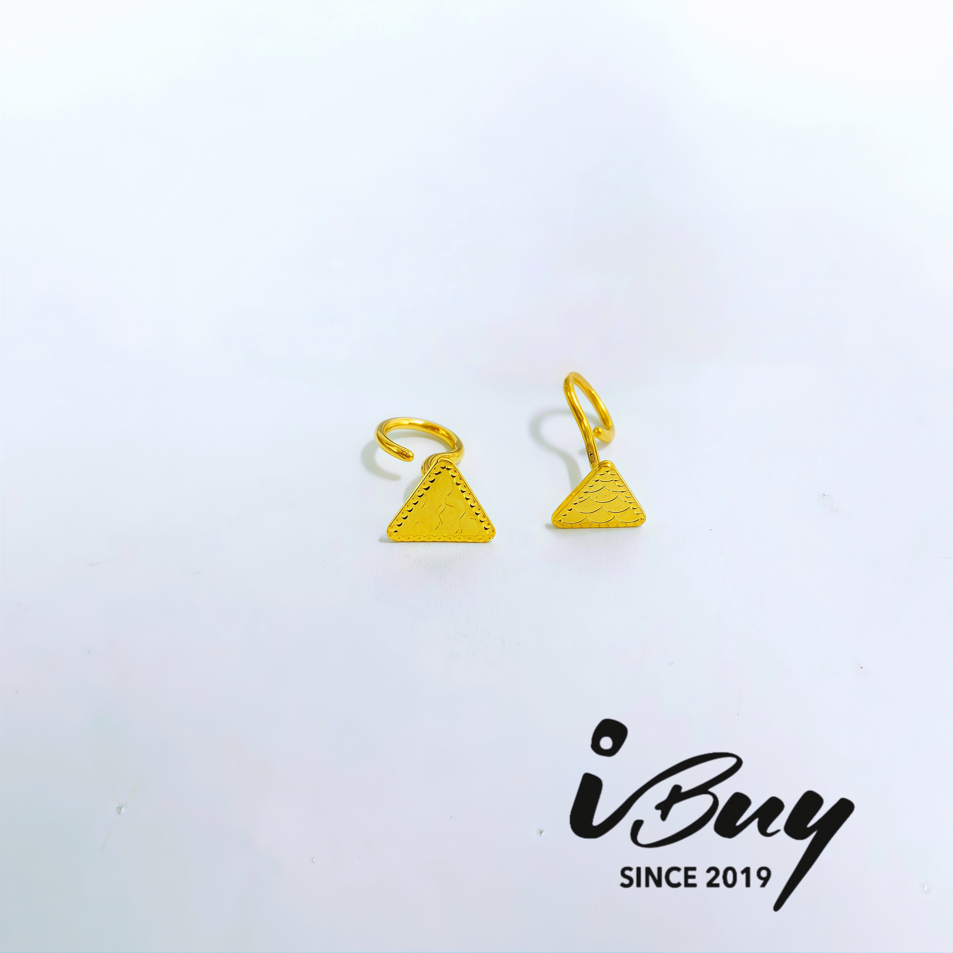 999 GOLD TRIANGLE FISH SCALE HOOK STUD EARRING 999 金 龙鳞三角泡钉