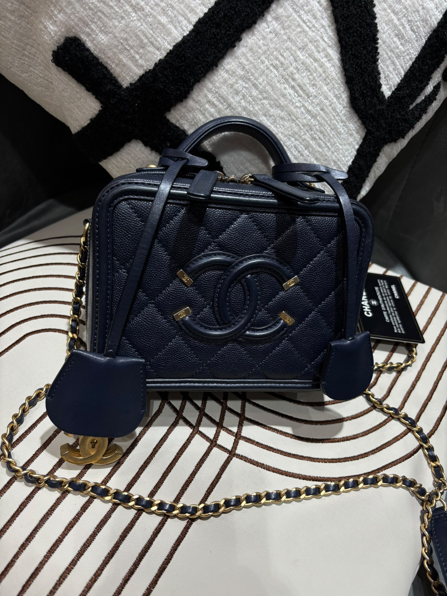 Chanel CC filigree Vanity Small 17cm 深藍色荔枝牛皮金鏈，100%Authentic, 98%New ✅25Card ✅Key lock✅Dust bag✅Box
