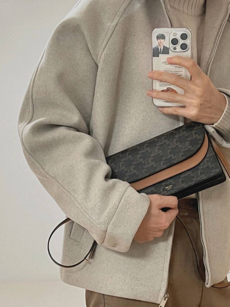 🔥大货实拍图 𝗖𝗘𝗟𝗜𝗡𝗘♥𝗖𝗔𝗡𝗩𝗔𝗦 𝗪𝗢𝗖风琴包 型号：10D852 尺寸：20*11.5cm 𝗖𝗲𝗹𝗶𝗻𝗲的这个𝗪𝗼𝗰包也叫三合一，真的物超所值了！啥都能装啊！pro max生活基本用品都能塞下，还有专门的放卡区，功能齐全太给力了！难怪男生们也偏爱ta！