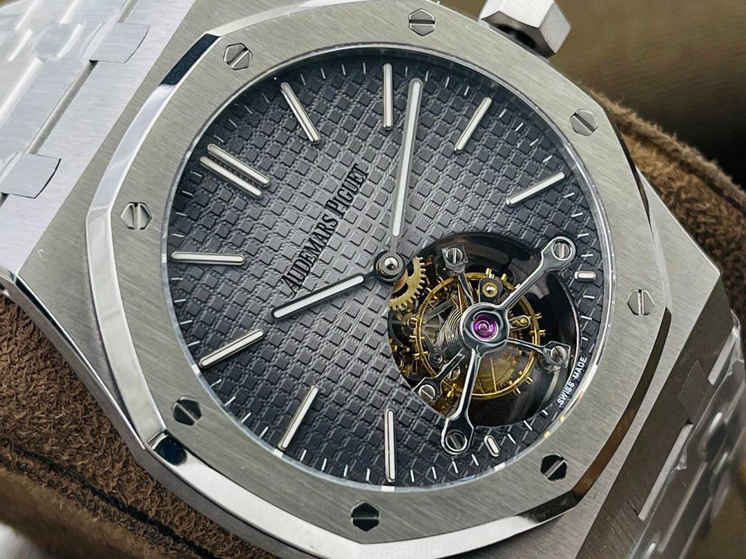 爱彼A P皇家橡树陀飞轮精品腕表 升级细节🔥 1⃣️独家订制Cal.2924机芯，动力储存68小时！ 2⃣️腕表依旧保留的八角形表圈、标志性的六角形螺丝以及经典表带！ 3⃣️皇家橡树系列超薄陀飞轮腕表在经典的“Tapsisserie”格纹上进行再度创新，形成了新的格纹“Tapisserie Evolutive”！熟悉又陌生的表盘格纹装饰带来全新观感，成为这款腕表的点睛之笔。 4⃣️表壳直径为41毫米，厚度为11.2毫米！