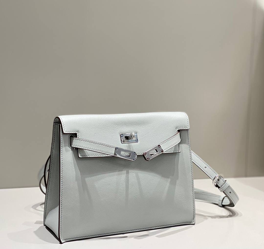 『圣杯蓝·银』 ‘’Kᴇʟʟʏ ᴅᴀɴsᴇ • Evercolor 🎀 时尚圈就是一个圆！ 最厉害的就是六种背法： 斜背、侧背、肩背、腰包、背包、手包 集美们一定要安排起来‼️ 22Cm