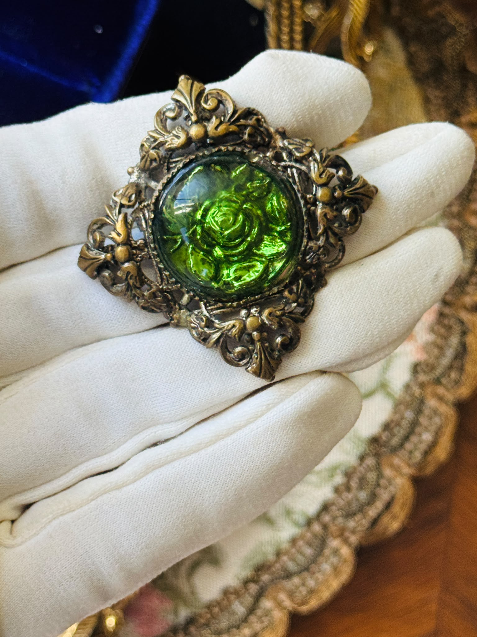 Vintage Czechoslovakian Green Floral Intaglio Art Glass Brooch (NZ126) 