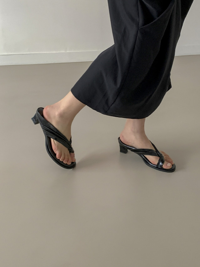 Toe loop sandals 