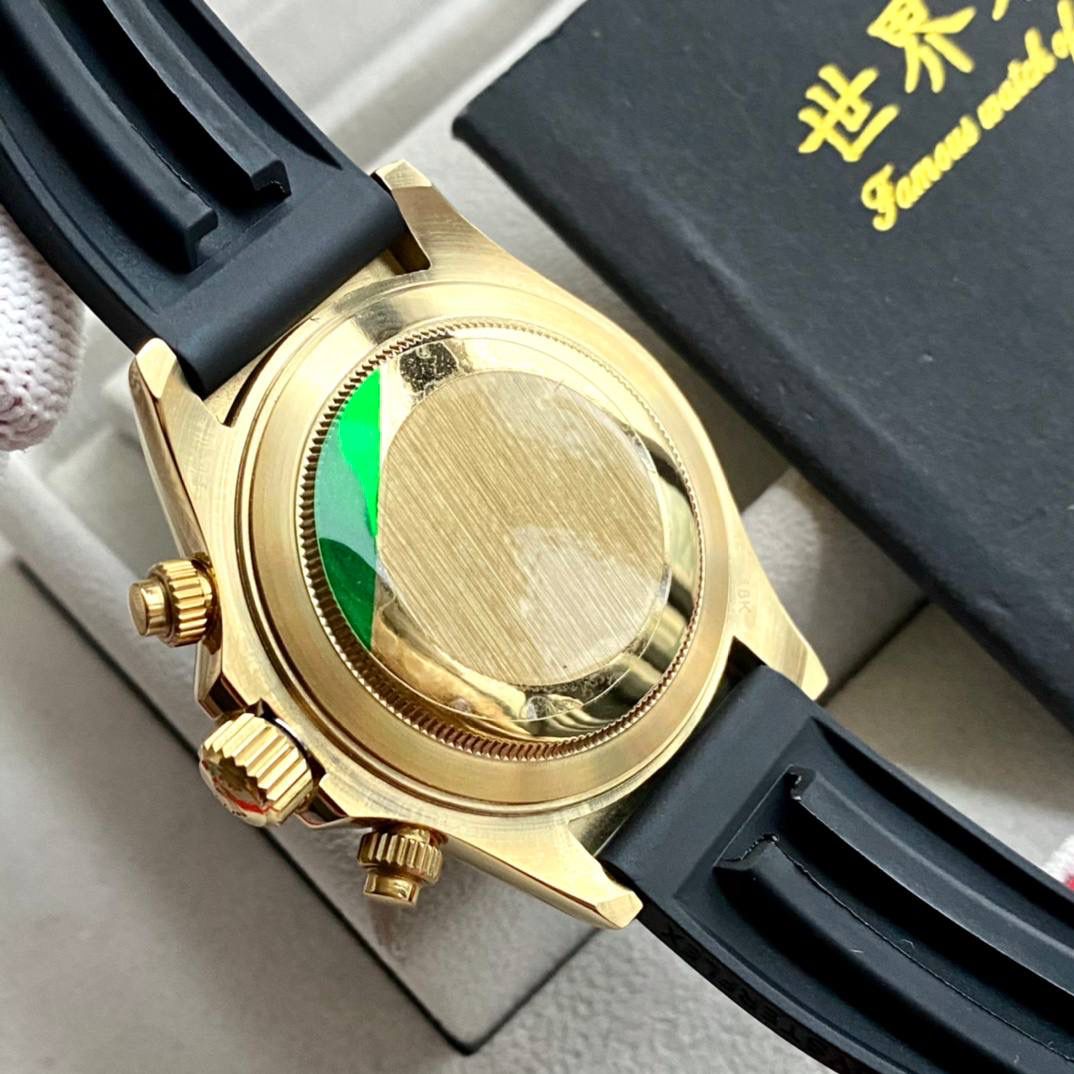 国民最爱跑量款❗️迪通拿最新款【陨石面】劳力士Rolex超级迪通拿版本 表径40x12 底盖印制有18K电镀效果 【蓝绿夜光】字面跟针的夜光不同于市场其他版本的蓝色夜光，修正使用与正品同步蓝绿超级夜光粉 使字面钉更光亮 夜光更强发光时间更久！ 【字面】经过不断调正打磨，陨石面更加接近原装水准 立体层次感十足 【镜面】超强矿物质玻璃 镜面6字位同步正品防伪小皇冠标志 【陶瓷圈】本厂圈口一体成型高精密陶瓷圈色差也是必须降到最低 圈口角度与字体大小字体颜色更明显与原版一致 【机芯】采用全自动机械机芯 三个小秒功能全部对版正品 6字位小秒