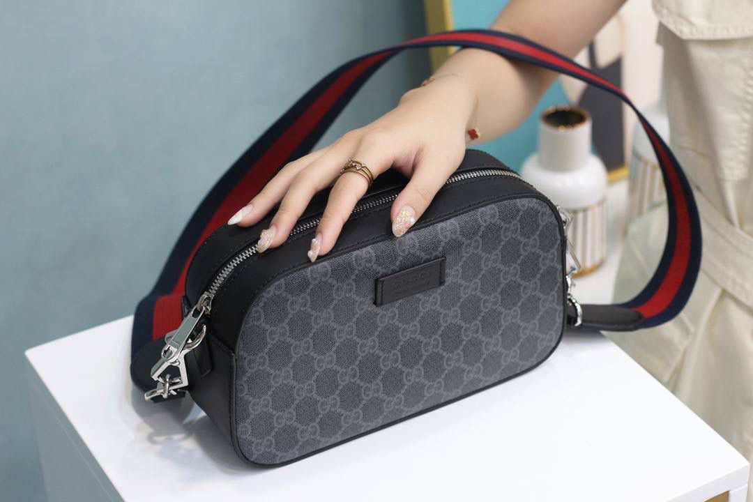 #原厂正品皮#574886 尺寸：24*14*7cm 在虎头相机包的爆款的基础上 新增加相机男士新成员，这次以往不同的是采用了黑色双G面料，让一个中性男女可用的相机包立马呈现了男士阳刚之气，上身帅气十足却又不失时尚大方的气质，蓝配红织带的搭配，让整个包有了时尚感，男士们的首选！推荐入手！成熟而稳定的高端技术，让整个包散发出娘胎里该有的味道！🔥🔥