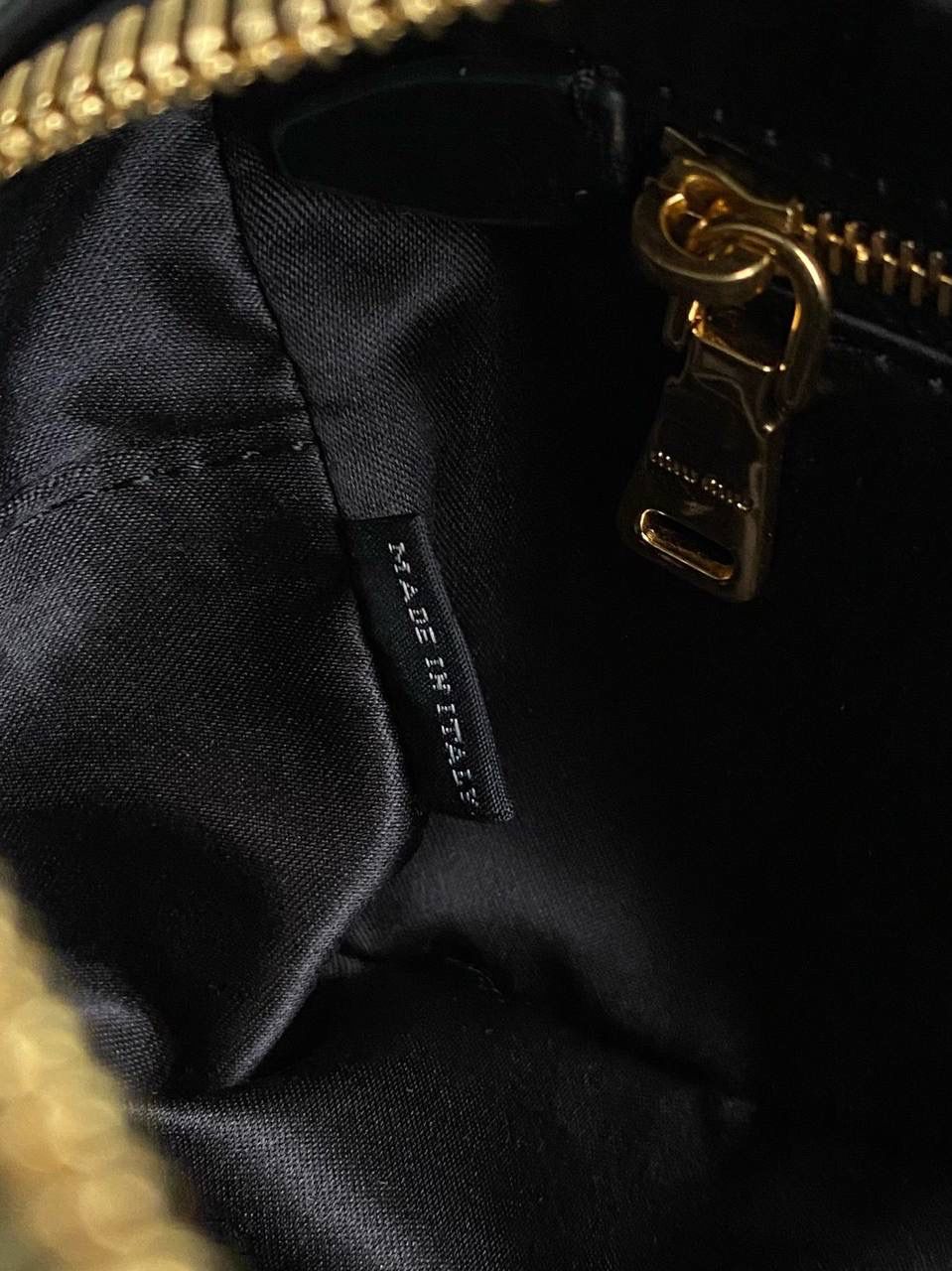 🈶黑色小号 𝗠𝗶𝘂𝗠𝗶𝘂褶皱保龄球 火爆全网都不用多说，人手一只的程度 我们用的是进口小羊皮！非国产皮料 肉眼可见的细腻，软软糯糯触感非常好！他家经典独特的褶皱工艺，是要有一定厚度 底料太薄了都做不出它的饱满和弹性 更不是市场通货干瘪瘪的褶皱，实在太假 我们新合作的老师傅在这细节上扣的很认真 一缕一折都有zp的神韵，且做到对版！！ 追求高品质的来🔥⚡️ 小号：22×10.5×7.5cm，#F0011m 大号：27x12x9cm