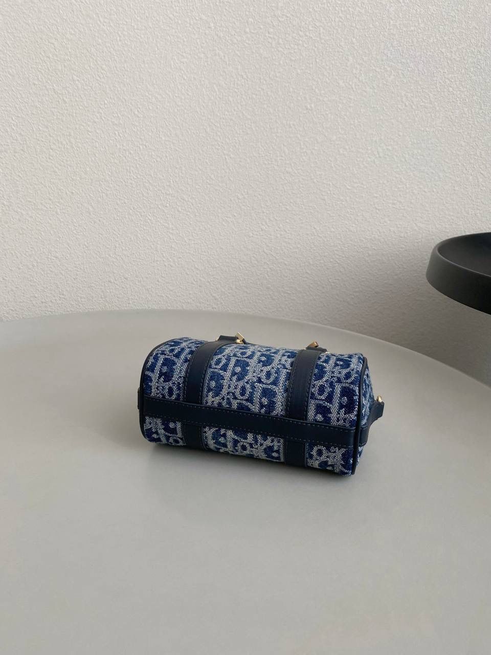 🈶牛仔蓝， 𝗗𝗜𝗢𝗥 𝐠𝐫𝐨𝐨𝐯𝐞手袋·16 枕头包大家都知道 唯一的缺点就是能装 抗造hhh～ 最近最火热度最高的一定是𝙳𝚒𝚘𝚛 𝚐𝚛𝚘𝚘𝚟𝚎 当之无愧了吧！ mini小巧可爱， 最火爆 小号实用性强，推荐五颗⭐ 中号率性酷飒，适合165cm以上的妹子 日常出门容量绰绰有余 16 x 11 x 8cm #7023m