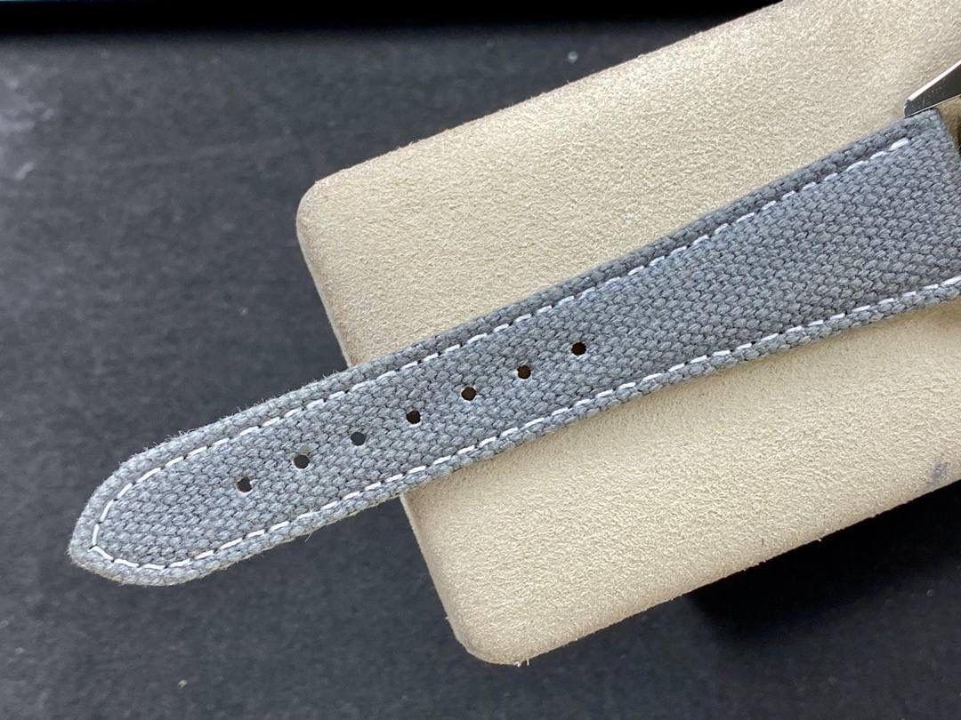 全新推出升级V2版 PP百达翡丽6007A-001Calatrava(普朗莱乌特制表大楼纪念款).V2版颜色经过数次调配，终于显示了PP独家的灰蓝色(既不灰，也不蓝)，100%还原百达翡丽的“蓝色贵族”.✨✨ 腕表40MM采用不锈钢材质的表壳以及宽阔的弧形表圈设计，线条优雅细节到位，十分醒目。充满动感活力的表盘结构，具有“碳型”菱格纹理和LOGO的机镂圆盘，三角形标记的轨道式刻度环，压嵌式阿拉伯立体字块，整体的灰蓝色沉稳典雅。蓝宝石水晶透盖上刻有Calatrava十字星图案和“New Manufacture2019”字样。搭载了兄弟厂PPF独家定制的第三代Cal.324SC一体机芯，配备硅游丝。动力储存 45 小时。表带白色缝线的小牛皮也独具特色，经压花处理，呈现出纺织面料纹理，有强烈的运动感🏃‼️