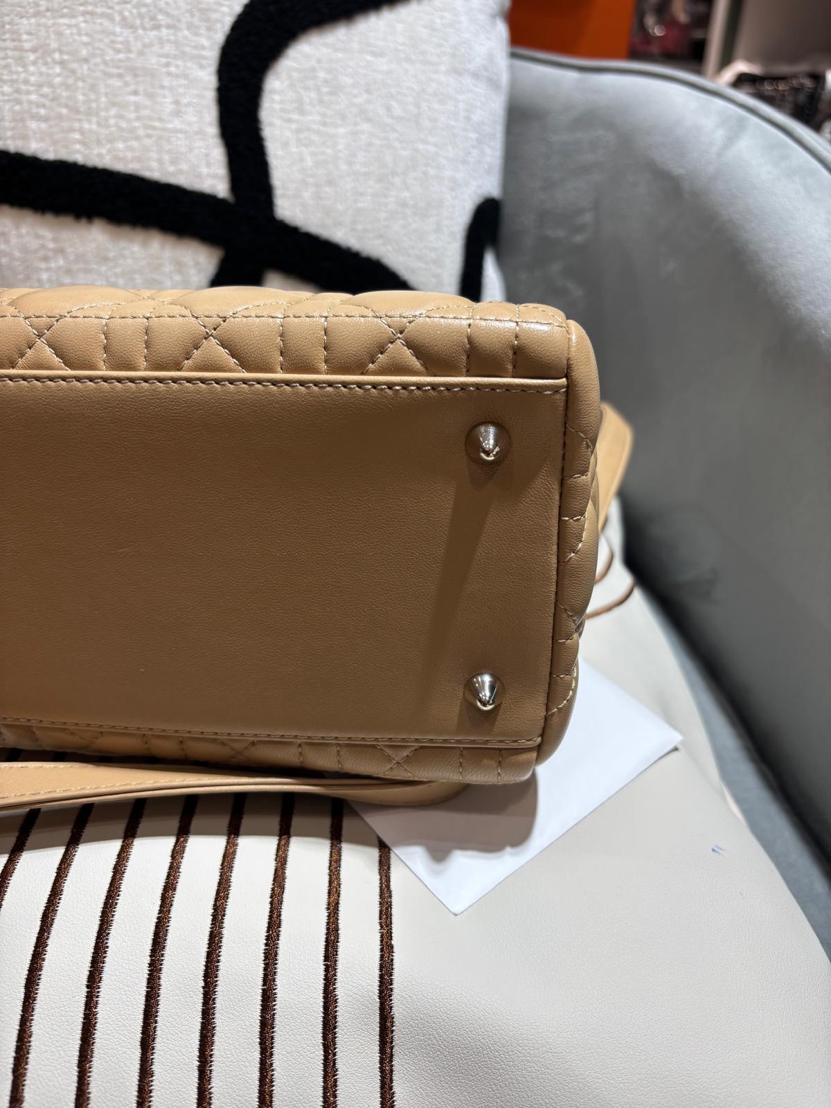 Dior lady Dior medium beige 100%Authentic, 98%new ✅ certificate card✅塵袋
