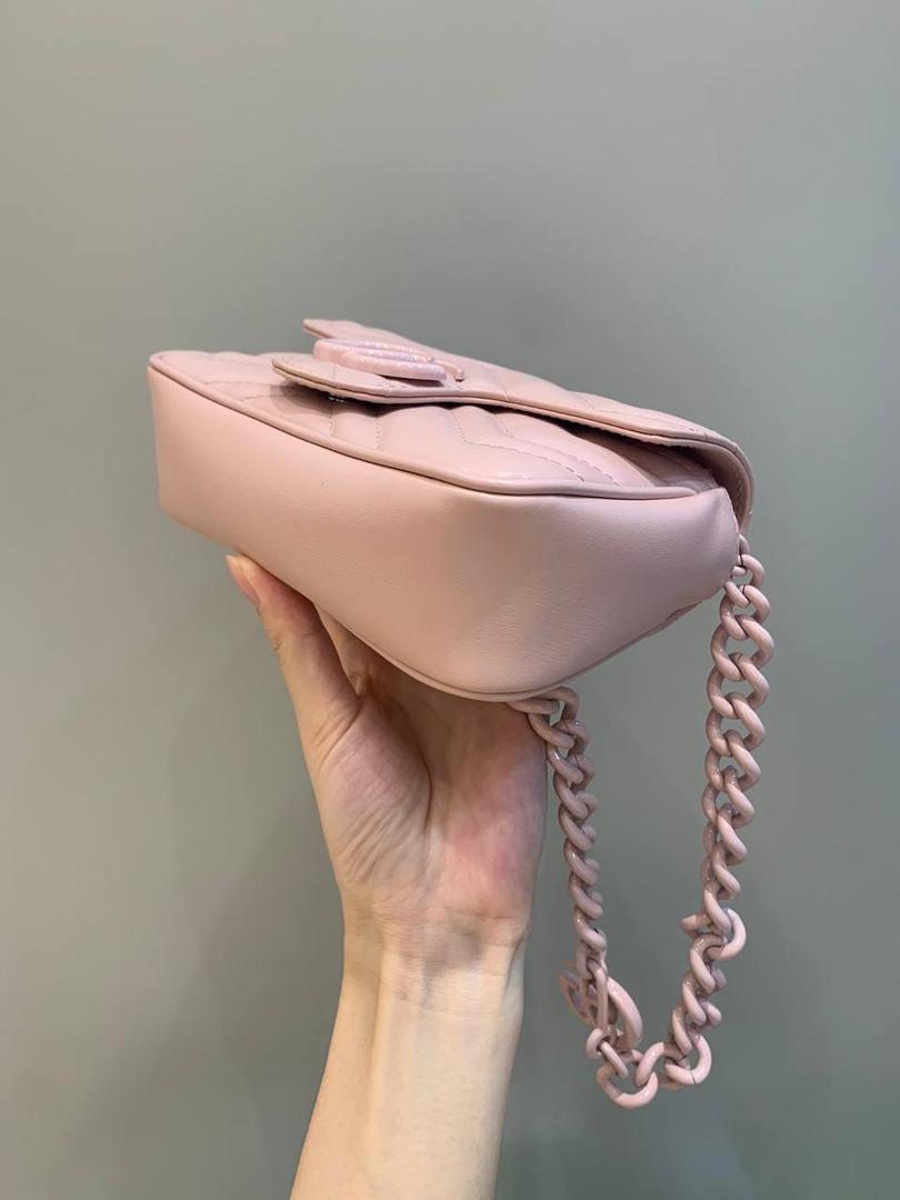 新背景实拍正品级 。马卡龙颜色：粉色❤️‍🩹 这个颜色最受欢迎，目前咨询预售的人数也是最多的，奶奶的粉色，真的是很难抗拒，实物比我拍的图片好看100倍‼️粉色我希望你们每一个人都买，不比经典款差的，颜色五金都是略深一筹，放心入，我自己已经自留了粉色！ 型号699757；尺寸16.5/10/4.5cm