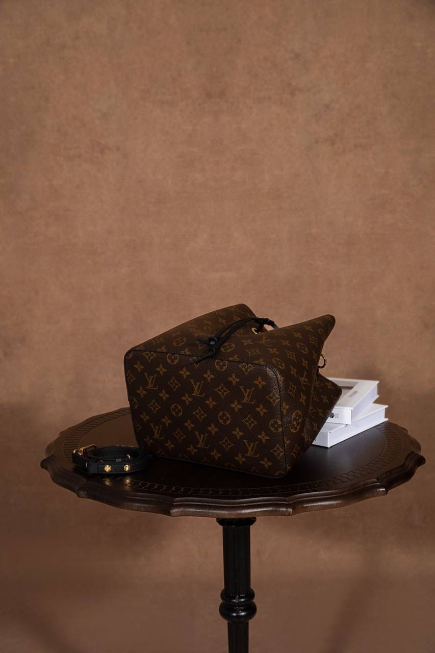 LV NÉONOÉ 水桶包 👜✨细节实拍🎀 水桶包原型来自 1932 年的香槟袋， 经典又耐看，不分年纪，背起来都很有感觉。 又能装、又好搭，休闲穿、正式穿都 OK， 属于那种越背越喜欢、怎么都不会过时的款 💖