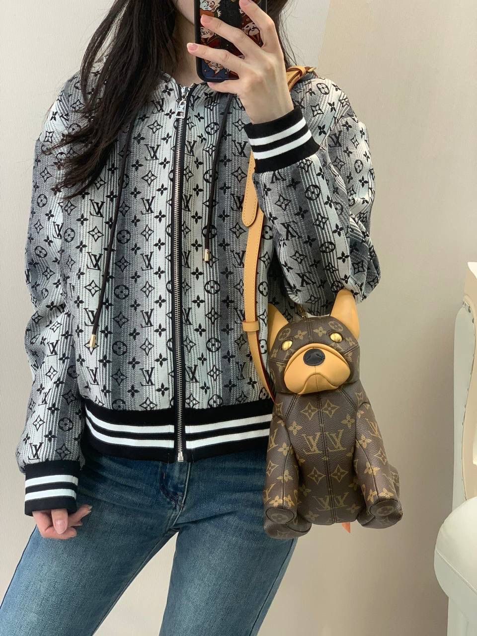 LV法斗包👜✨ 今天约个不一样的包背背吧！ LV25男士早春新款——PoochBag狗狗包 这一季的配色那叫一个洋气，最出圈的就是王鹤棣拿的这支PoochBag，惟妙惟肖的小狗包包，这个设计太🉑了，不管是爱包人士，还是喜欢收集公仔的，都会喜欢，往怀里一抱，时髦又洋气，俏皮又酷酷的，妥妥的凹造型神器😍 尺寸：28 x 19 x 18 厘米