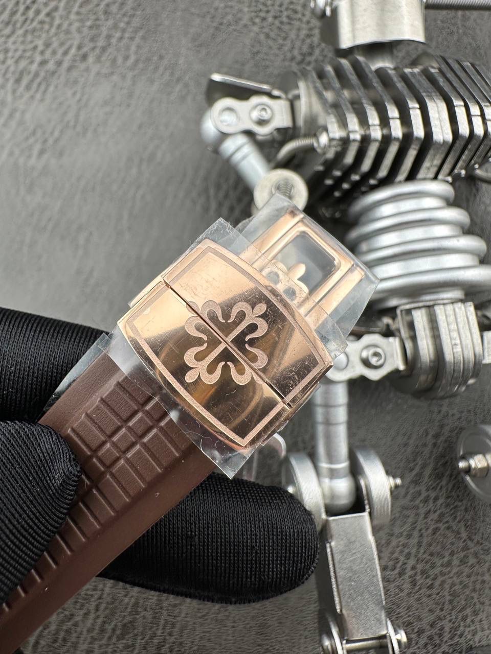 百达翡丽Aquanaut系列😎 【表壳】40.8MM表径，不锈钢材质，圆润的八角壳型恰到好处，表壳左侧的鲨鱼鳍型设计，是可以前后快调中央镂空时针的按钮，这枚指针可以用来指示第二时区时间。 【表盘】黑色浮雕表盘，金属立体字块，覆荧光涂层时标。3、9点钟分别显示”HOME”与”LOCAL”的方形昼夜视窗，蓝白二色各自代表晚上与白天，6点钟位置是指针式的日期盘。 【机芯】成功实现百达翡丽5164A-001内载的324 SC FUS自动上链机芯功能，大三针基础机芯上搭载两地时间模组。 配有休闲气息的Tropical表带，正是为年轻世代所准备的奢华运动表。