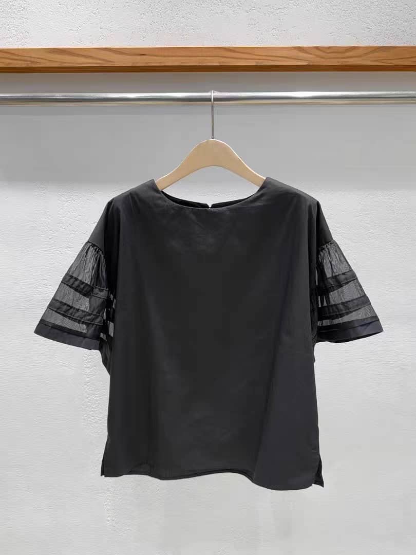 Structured Top with Sheer Paneled Puff Sleeves‖ 透视拼接设计感五分袖上衣 KR0147176