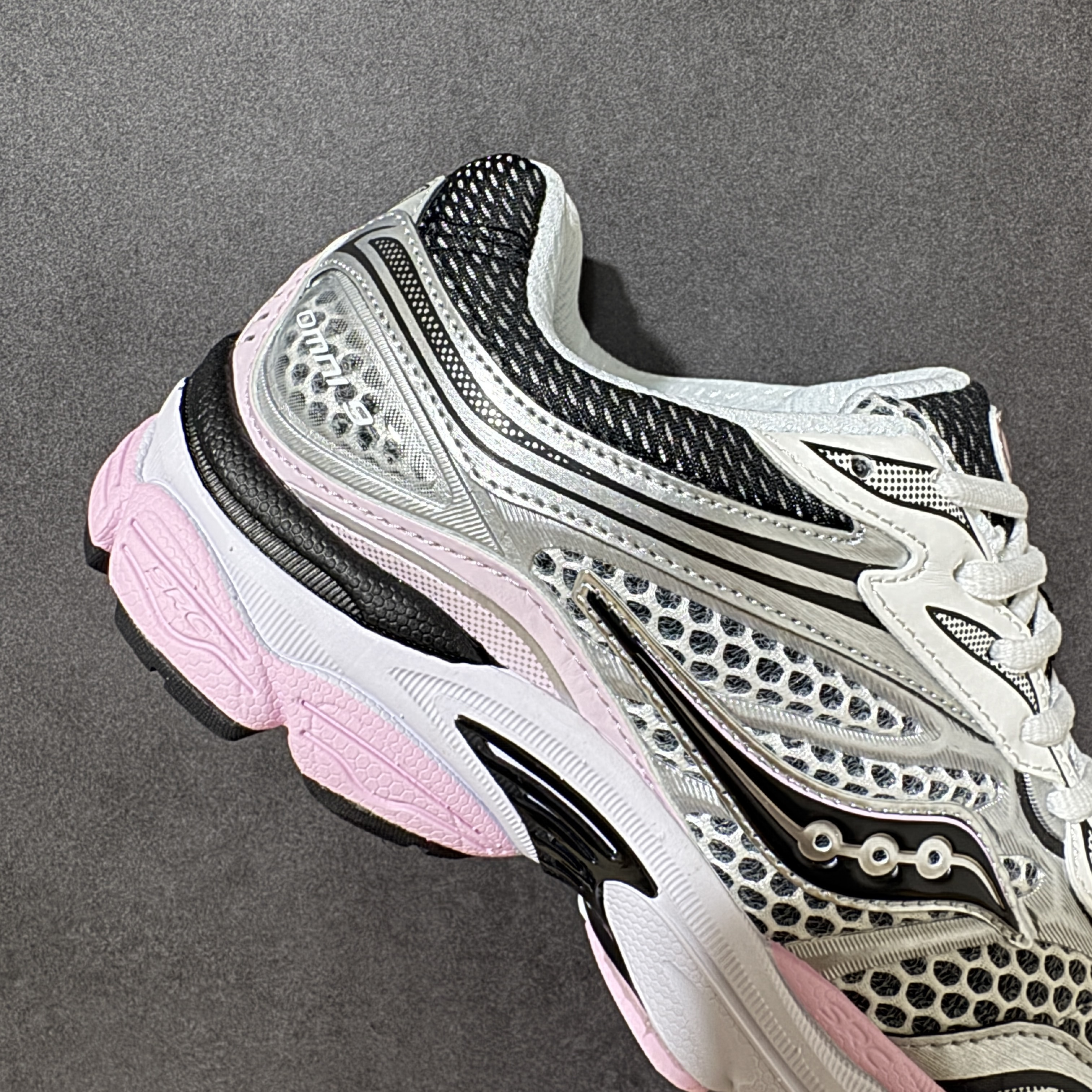 Saucony ProGrid Omni 9 OG