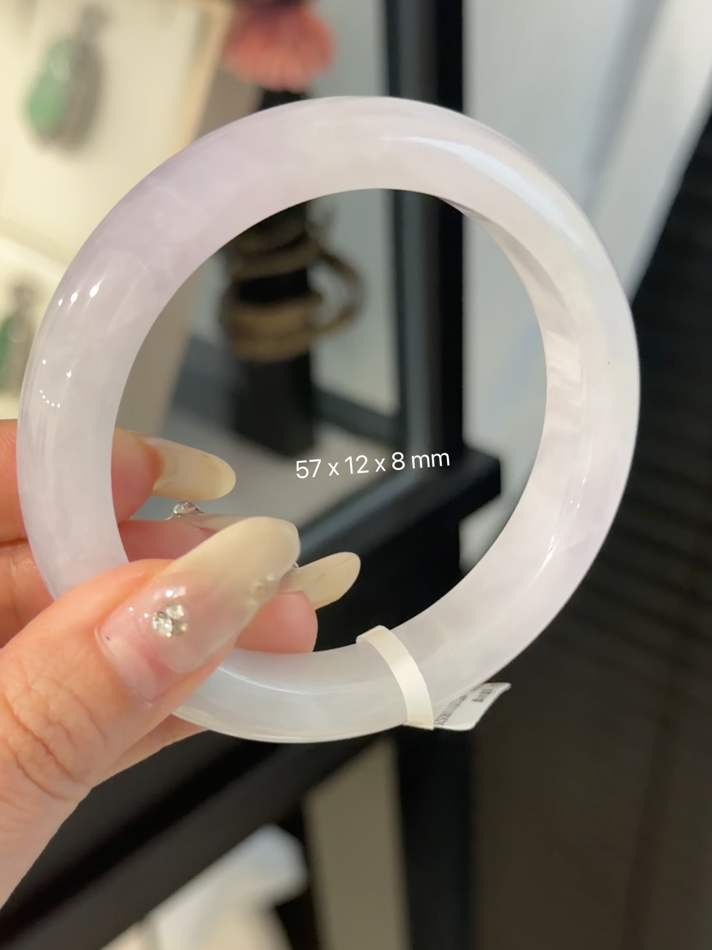 ✨ 马来西亚现货 · 手镯现货发售 ✨💜57圈口的冰紫翡，水头足冰润通透的淡淡紫调，特别显气质。自然光下有种朦胧的通透感，温柔又很显白。💰Rm2280.00💎 手镯尺寸 • 圈口：57 mm • 宽度：12 mm • 厚度： 8 mm 📄 附证书 每只手镯均附专业鉴定证书，安心选购 ✔️ 🕊 鉴赏期 支持鉴赏期，购买更放心 🌍 全球配送 马来西亚现货，支持全球邮寄 ✈️ 📩 欢迎私讯咨询 / DM 查看细节与实#马来西亚翡翠 #怡保 #吉隆坡 #新山 #新加坡