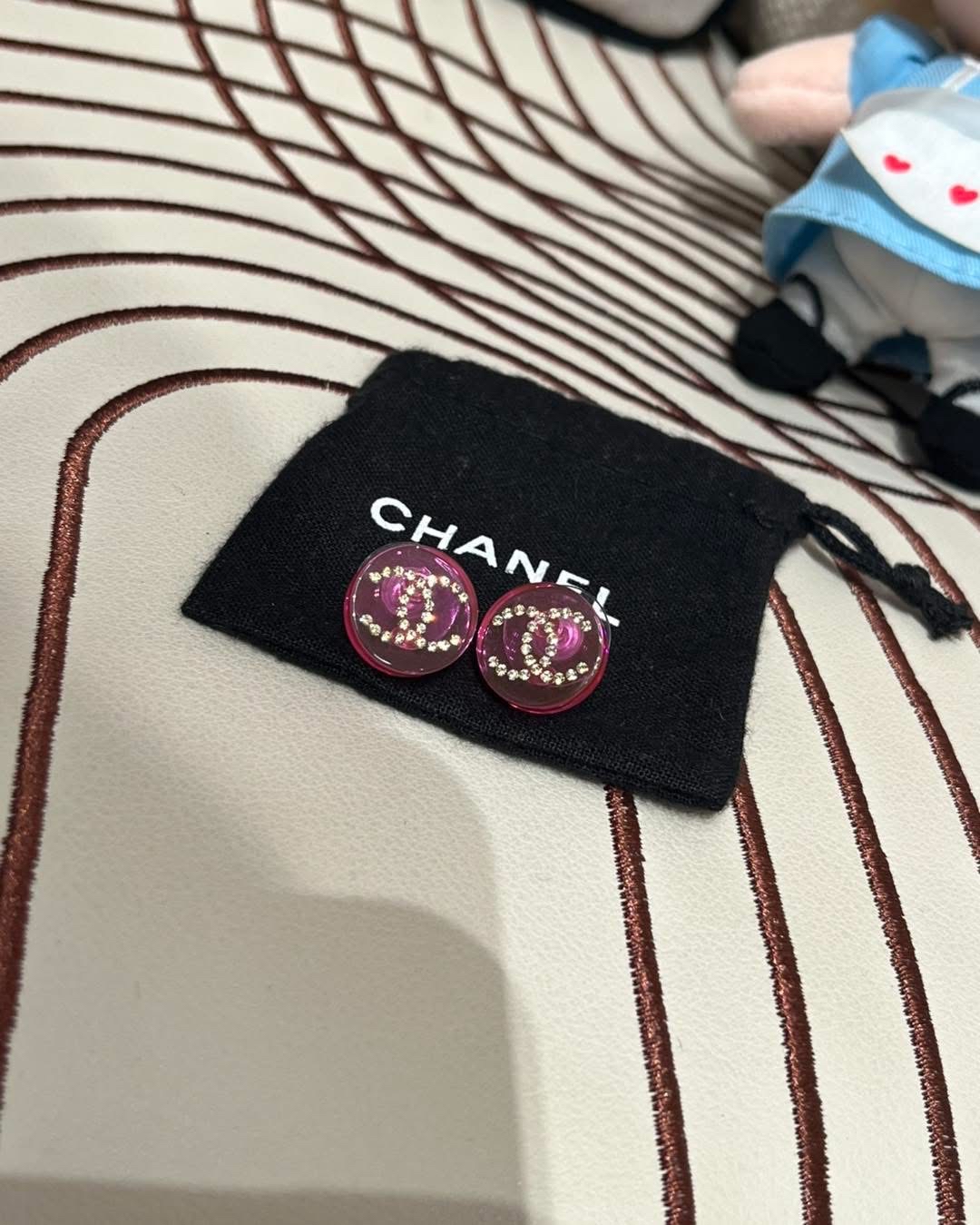 Chanel earrings round  100%Authentic ,98%new ✅Dust bag✅Box