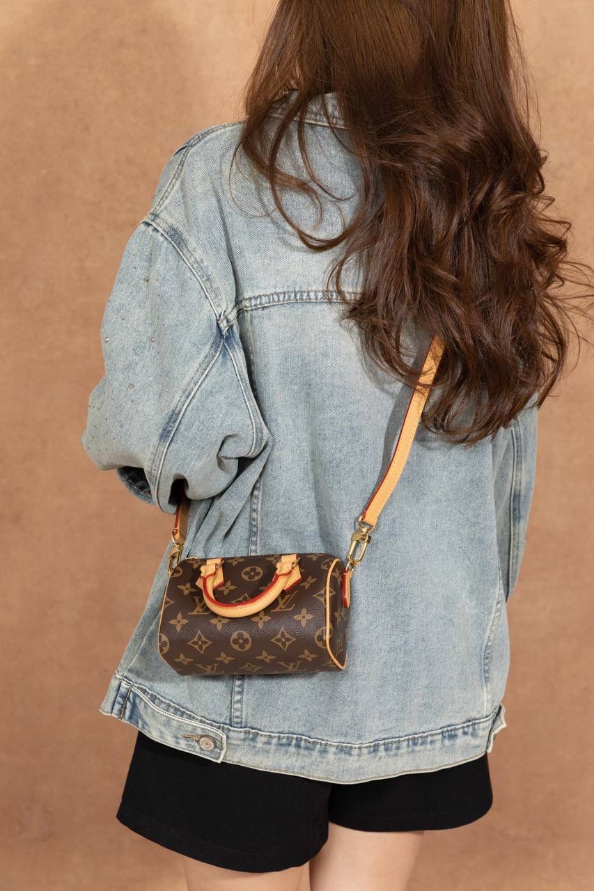 LV 枕头包🎀 这款 Nano Speedy 枕头包， 真的一眼就会被迷到 😍✨ 是 真正原厂级品质，ZP 正品级， 从材料、五金、车线到油边， 全部都用 正品级原材料，质感很稳很放心 👍