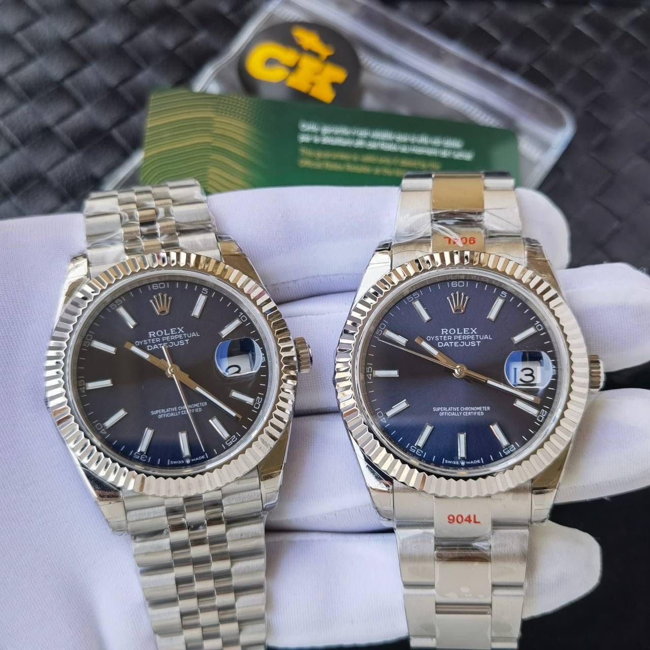 CK Factory 劳力士日志型 每一款CK日志都与原装同步配备保卡，精准确保每一款日志的独立“身份”(一表一卡) (内外兼修)真正的904L精钢正品开模定制，定制原装白金电镀圈口，尺寸41mm、搭载最新一体机 Cal.3235机芯、与原装调时方向一致、厚度、结构同步原装 904钢表带紧连原装表扣 Logo细节精致 2022最强悍的CK产品之一 值得拥有！