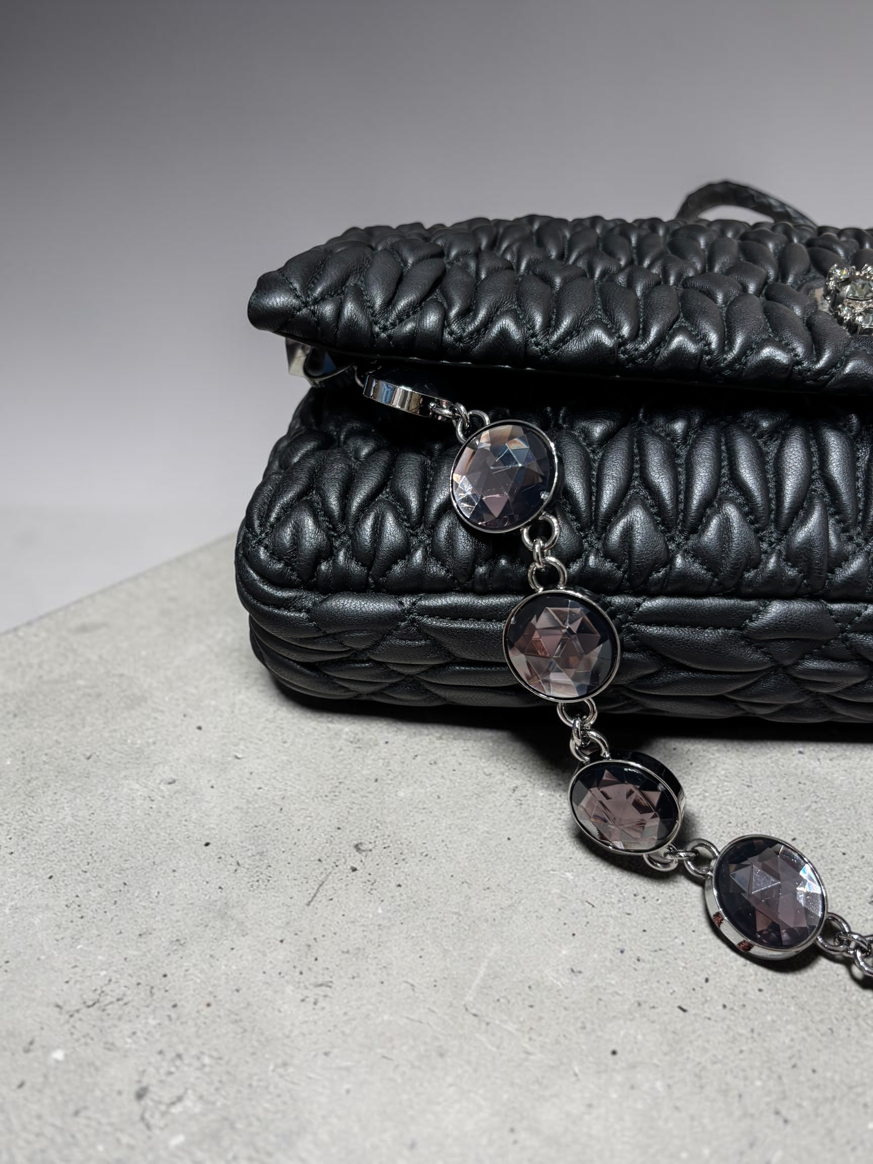 Miu miu shoulder bag  100%Authentic,95%new ✅dust bag   Size: W28*H14*D4cm