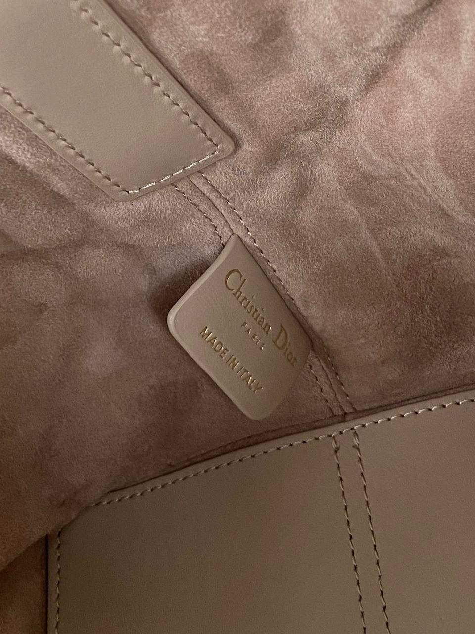 🈶胭脂米，小号 𝗗𝗜𝗢𝗥 𝗧𝗼𝘂𝗷𝗼𝘂𝗿𝘀横版 拒绝不了一点温柔的米色系 实在太好看了！很显气质 淡淡的色调，看着心情就很好 小号会更Q更嗲一些 实物蛮精致的！ 可以说目前喜爱度top☝🏻 23×15×15cm，#m1292m