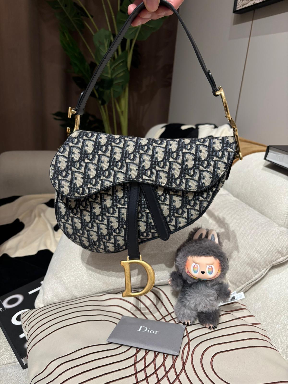 Dior Saddle Medium Hogo Bag 100%Authentic, 98%New ✅ certificate ✅Dust bag ✅Box