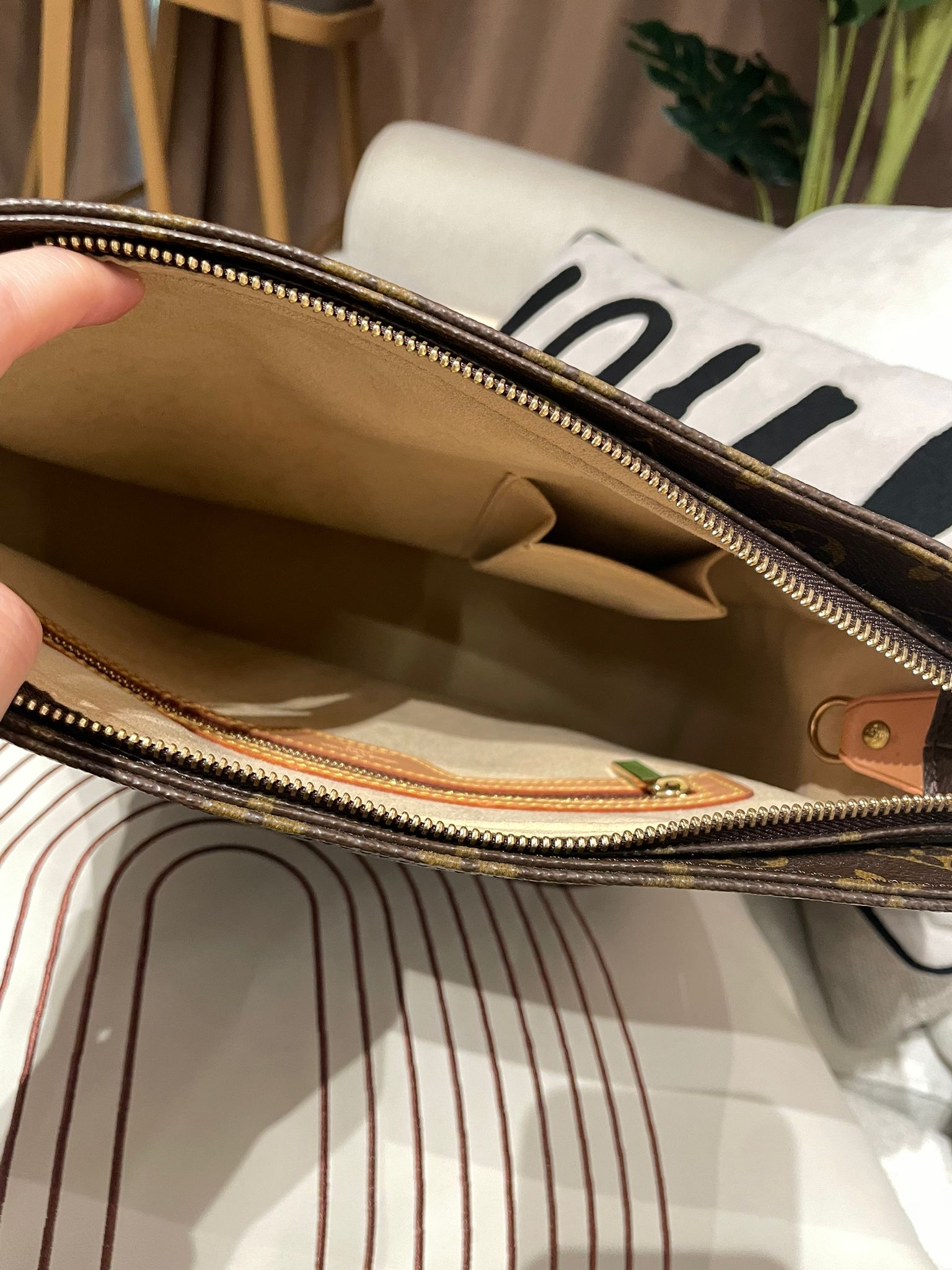 Lv Looping GM Shoulder Bag M51145 100%Authentic,95%new✅Dust bag  