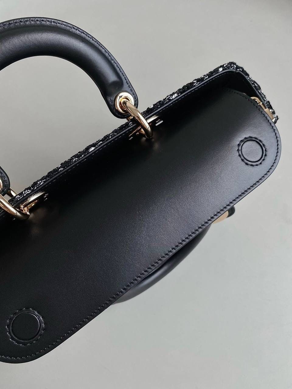 粗花呢中号🖤 𝗗𝗶𝗼𝗿 𝗗-𝗝𝗼𝘆 𝗯𝗮𝗴横款，新材质 去年12月入的原版开发面料 历经万苦反复调试好多遍，终于等到 工序繁琐多股线绣黑白粗花呢藤格纹理 真是一分钱一分货了，高成本低利润 带着十分的诚意开发的这系列 那种低调高贵气质就很抓人，喜欢死了 我个人觉得比小香的花呢更年轻化 时尚果然就是轮回，回归了一把中古戴妃 长方包形，短链条➕细长肩带直接封神！！ 复古时髦感超强，真是什么场合都可以把住 绝对是lady中的天花板了，强势出圈啦姐妹们🤩 26×13.5×5cm