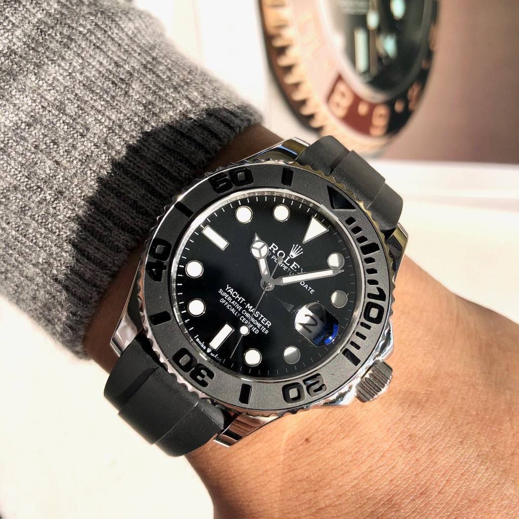 官方同步42mm游艇名仕型腕表出货【经典名仕 一劳永逸】劳家爆款游艇名仕型系列m226659-0002男士腕表42mm铂金游艇出货，继续秉承AD家族优质特色、独家出品一表一码，三码合一 【机芯】搭载AD专注而制0️⃣返修、💯全新原装西铁城8215全自动机械机芯，走时精准，性能优异，动力储备高达48小时 【表壳】316L精钢表壳 高端同步防指纹[强]陶瓷圈口原版同步双向旋转，完美呈现与原版一致的弧度、光泽，超强高密度矿物质玻璃镜面，精致的做工完美秉承原装的潜水游泳🏊‍♀️性能 【字面】大厂同步超强夜光，夜光刻度、表针无瑕疵斑点、晶莹剔透，细节同步正品，内影圈刻字清晰，字体匀称 【表带】采用进口硅胶表带搭配316精钢可调节原装表扣