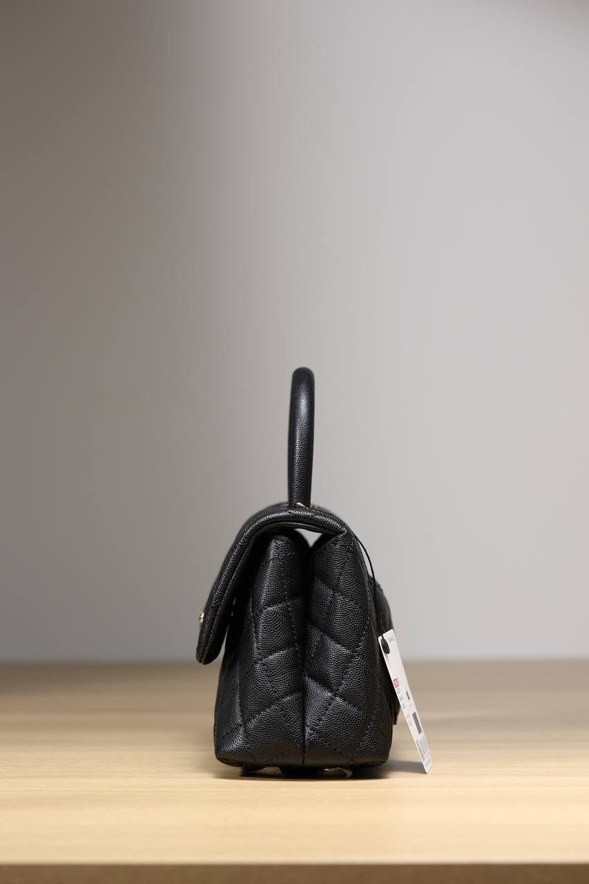 Coco Handle小号黑荔枝纹配黑手提出货！❤️‍🔥❤️‍🔥 真正的原厂货，zp级2480正品级品质，我们确保所有材料，五金，车线，油边都达到正品百分百的原材料✅ 尺寸:14 X 24 X 10cm