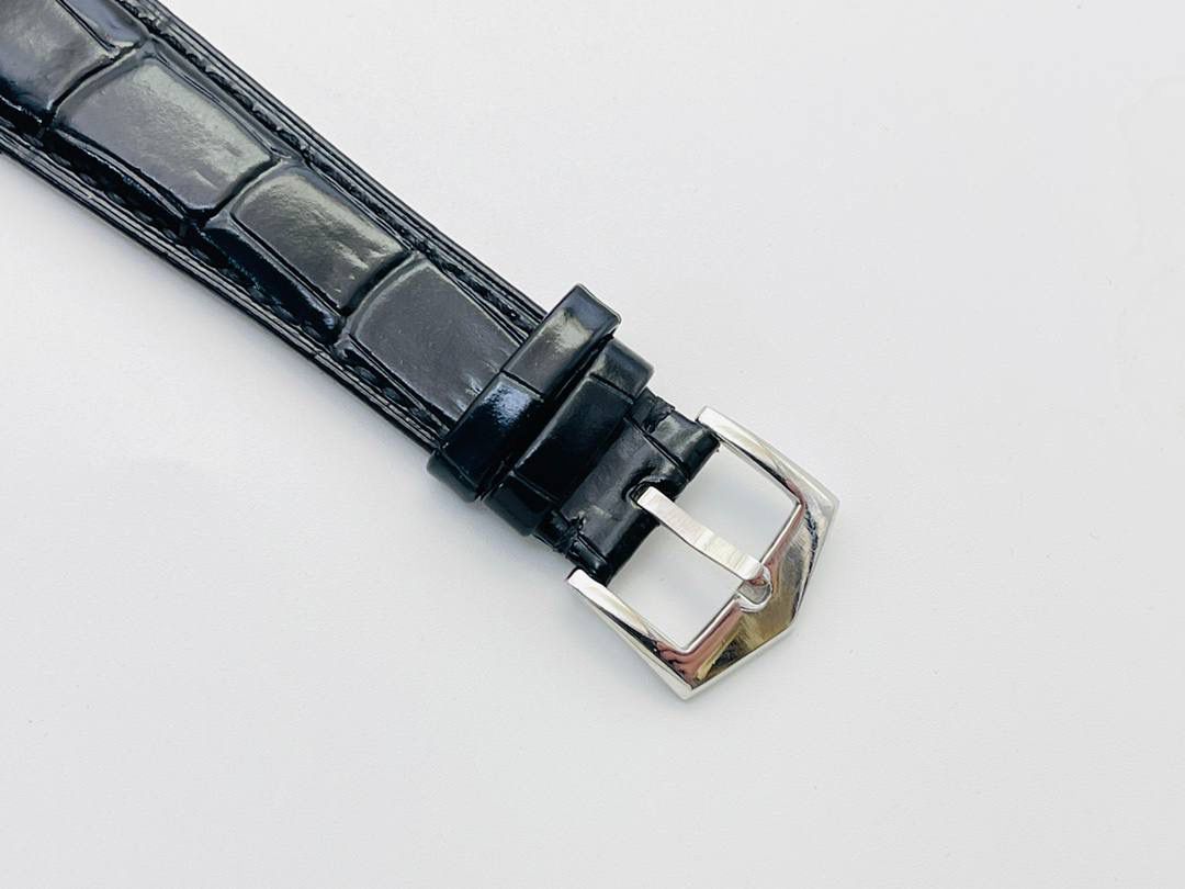 经典再续 百达翡丽古典表系列——5296-001．铂金V4升级版🤩😍细节方面： 1⃣️全新904L打造整体壳套，完善表壳细节，提升打磨质量，独家还原出正品的完美比例和特有质感。日历窗口改大小与正品一致，而非普通正常窗口！ 2⃣️刻度，指针采用最新的贵金属电镀技术加持，效果更佳出彩！ 3⃣️“锅盖型”微凸蓝宝表镜，版型与正品一致，效果通透，辨时清晰。 4⃣️【引领一体机时代】采用定制版Cal.9015改324机芯，超薄稳定性强！ 5⃣️【表带】经典意大利小牛皮表带，纹路清晰，质感上乘。针式表扣打磨齐整光亮，通用原装无压力。