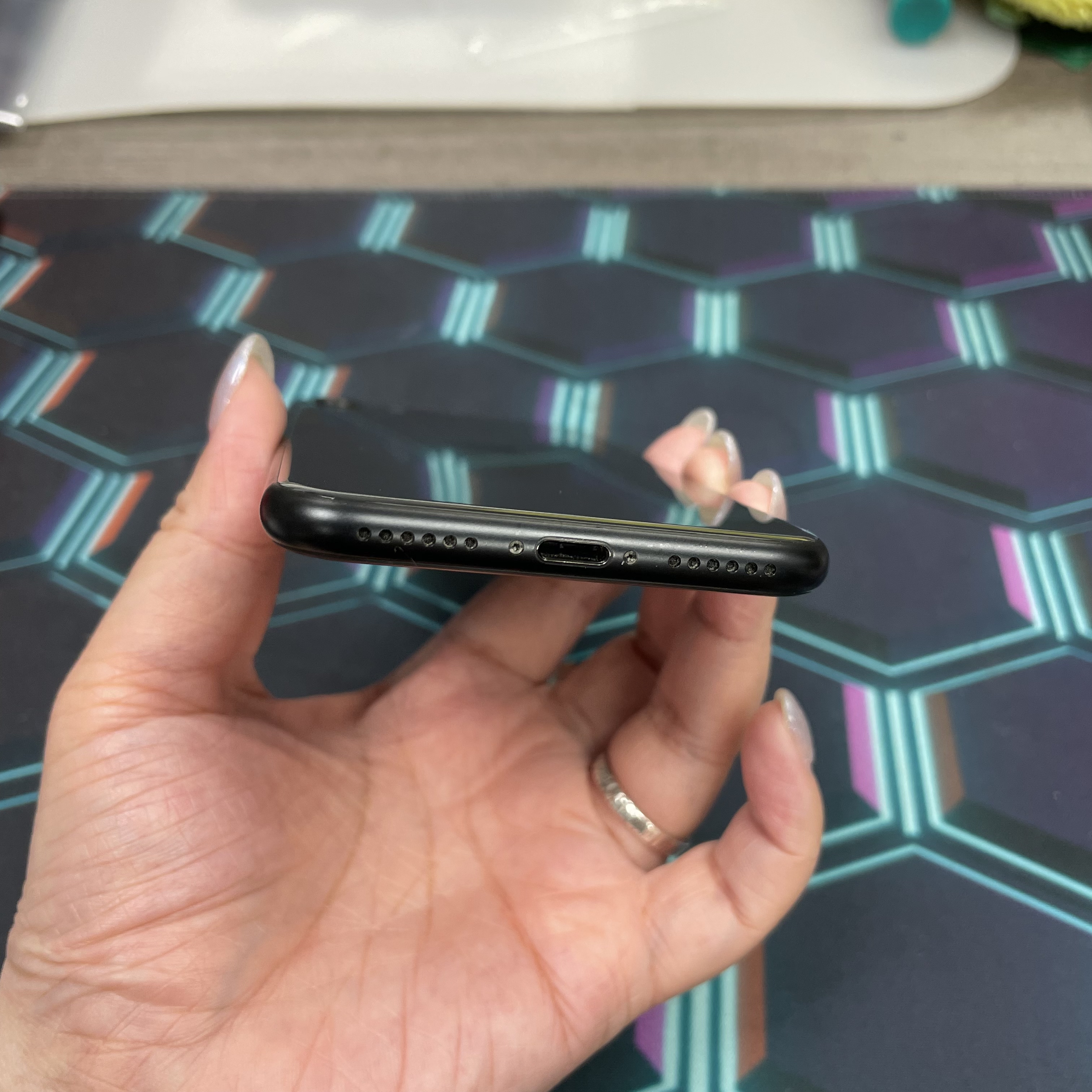 *7026 SE 2 勁靚機 128GB 電79 黑色 black