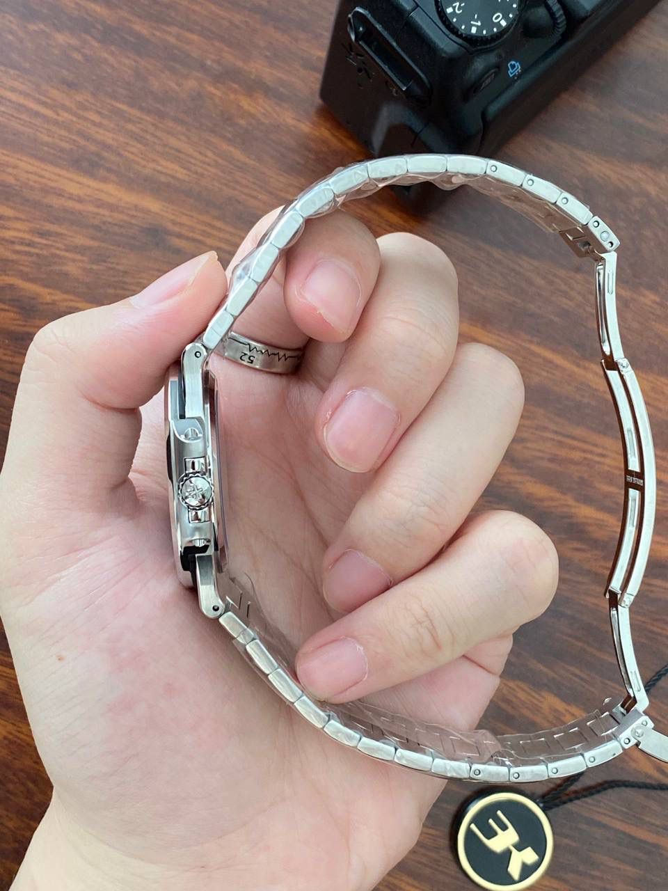 鹦鹉螺市场独家专用机芯，升级无噪音刻字版原版机芯🔥🔥 详细升级解读: 1.升级机芯全部精雕刻字，清晰不磨损，纹理做到极致。 2.升级自动陀片，采用瑞士超精密轴承，业界史无前例的安装陀片工艺。做到百分百降噪音。 3.原版机芯，无假夹版，无假摆轮，无假红宝石。WY-3k厂完整的复刻出3.3毫米的绝版高品质324SC机芯. 4..升级表盘刻度夜光超亮，而且整体做到和谐一致同步亮度。 5.鹦鹉螺经典蓝盘，目前改进与正品一致的颜色，秒杀其他工厂的表盘细节和做工。 6.日历窗口每一只手表做了水平正位，不出现偏斜遮挡。 7.把头调节档位顺畅度的多次调试，调试到最佳状态。使得升级版手雷调校时间和上链的手感畅顺 8.升级了整个手表厚度8.3毫米，完美实现全网最薄机械表，等同原装厚度。佩戴起来舒适无比。 9.重点强调324Sc机芯顺时针调日历，也就是由上往下调日历。注意辨析和正品一致。 10.调节时间的时候，拉表冠二挡。大秒针是不停止的。和正品也是一致。