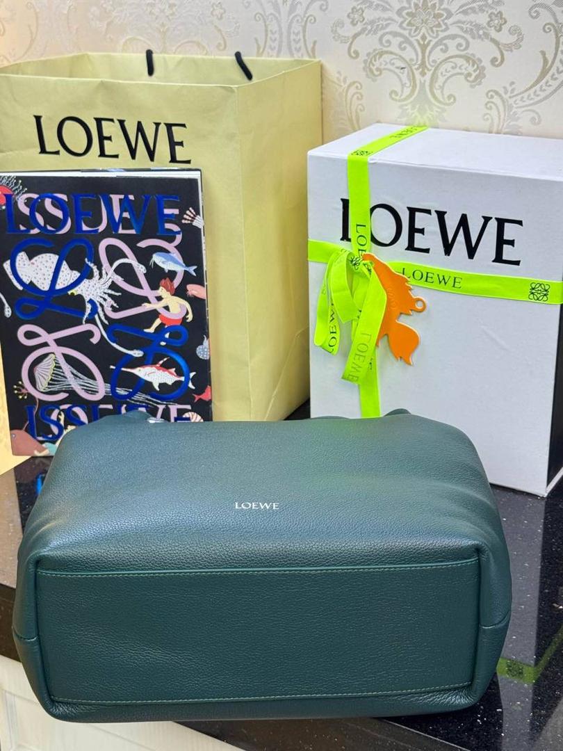 🎈（全钢）新款𝗣𝗲𝗯𝗯𝗹𝗲 𝗛𝗼𝗯𝗼大号 ——【常青色到货💕】 尺寸：𝟮𝟳.𝟱-𝟭𝟭.𝟱-𝟰𝟬𝗰𝗺 编码：652408 【该尺寸配防尘袋】 👉🏻采用进口纳帕小牛皮材质•包包手感超级舒服柔软•自重超轻。 👉🏻正面装饰两颗闪亮的𝗽𝗲𝗯𝗯𝗹𝗲配饰•精致可爱时髦•可调节肩带•腋下单肩斜跨皆🉑。 容量超大•内置拉链插袋•可放置各种证件等小物件•超级实用。