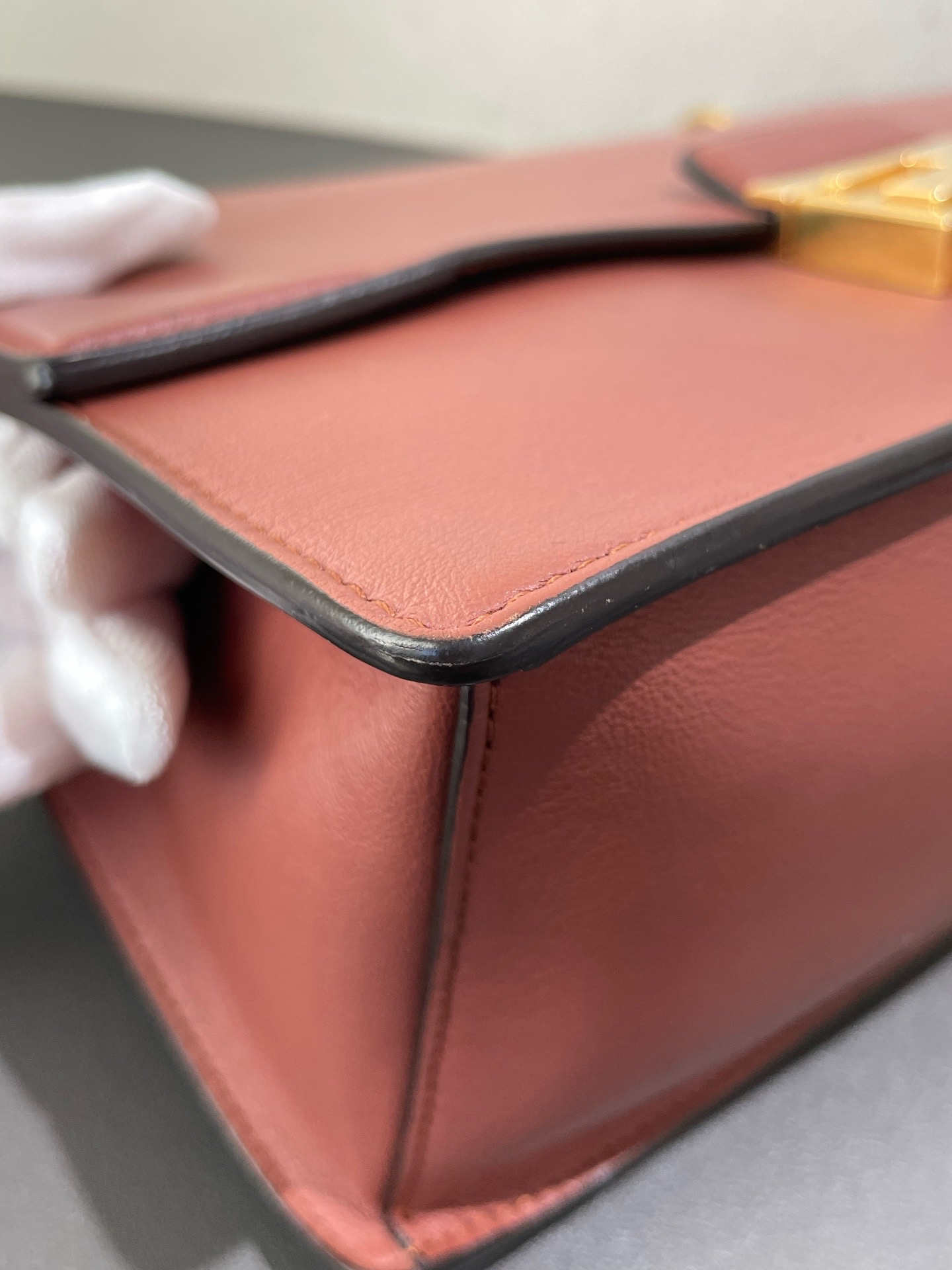 【預訂貨品】Fendi 豆沙色油蠟皮復古郵差包