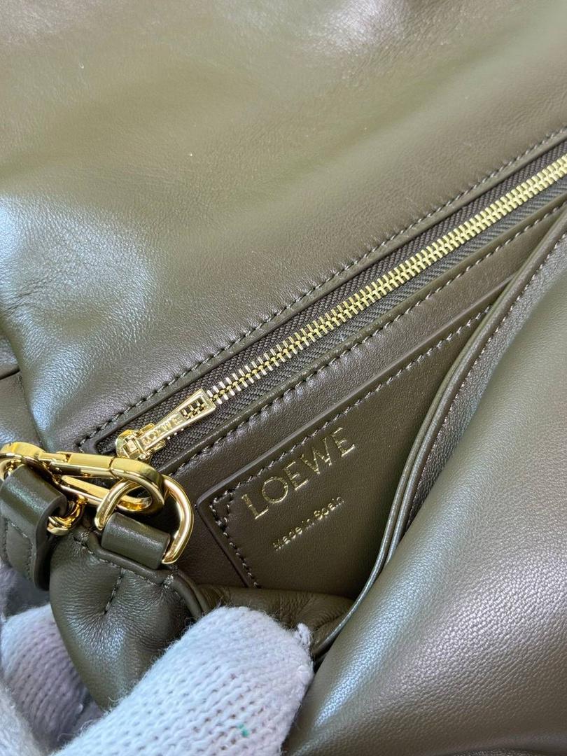 👉🏻羊皮【𝘗𝘶𝘧𝘧𝘦𝘳 𝘎𝘰𝘺𝘢】 —深卡其绿❤️ 编码：012122 尺寸：𝟐𝟑-𝟗-𝟏𝟕𝐜𝐦 ❤️采用轻柔纳帕小羊皮，经过裁剪、缝制和手工编织制成，内里一个主要隔层，一个拉链口袋和一个插袋。 ❤️配有可拆卸的金属甜甜圈链条和一条可拆卸可调节的皮革带子。可肩背和手拿