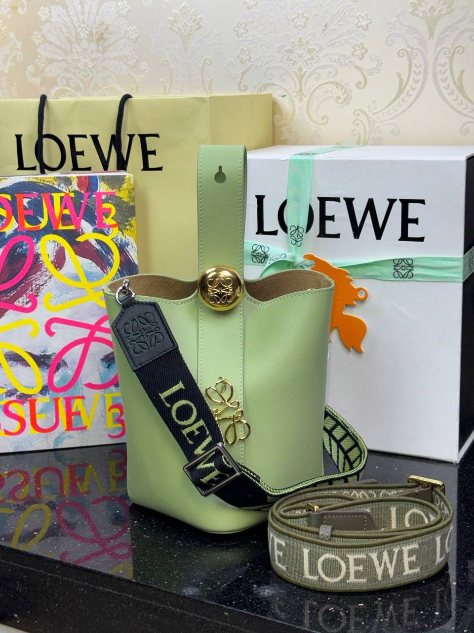 ♥️𝙈𝙞𝙣𝙞 𝙋𝙚𝙗𝙗𝙡𝙚 𝘽𝙪𝙘𝙠𝙚𝙩 ——【浅梨色】 尺寸：𝟏𝟔-𝟏𝟔-𝟗.𝟓𝐜𝐦 编码：062339 🎈标志性Anagram鹅卵石点缀，配以纯粹简约线条以及瞩目设计风格，诠释全新𝙋𝙚𝙗𝙗𝙡𝙚手袋👜 🎈自带一根🉑拆卸🉑调节的肩带，一包多背，多样化风格，秀场大放异彩😀内里容量超大，日常实用性强👌 🎈配全套专柜礼盒🎁，给你满满的仪式感👀