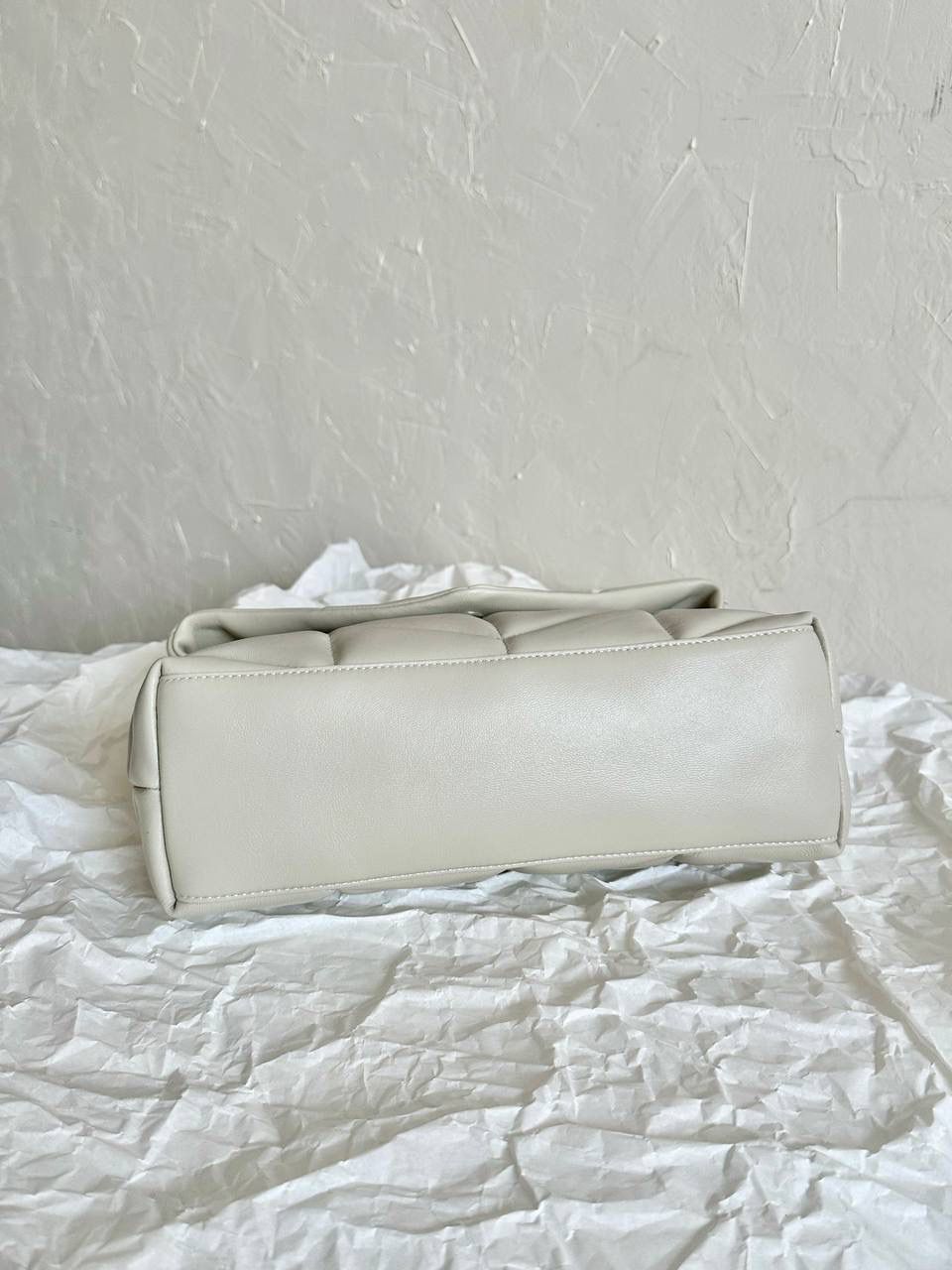 ys1 loulou puffer绗缝羊皮包：小号白银💭 每家每户都有出个软绵绵的云朵包 它能从中脱颖而出有它的道理 特别洋气千金风，上身是真好看！ 小羊皮手感也软乎乎的很舒服 自重轻容量大～ 通勤日常都no problem☺️ 29×17×11cm577476m