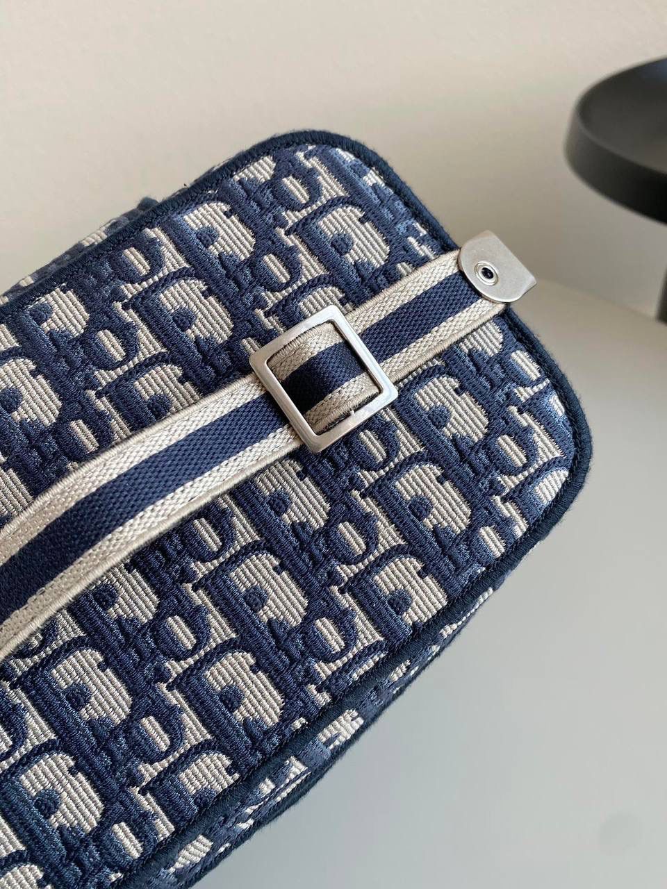 🈶化妆包，大号 𝗗𝗶𝗼𝗿 𝗢𝗯𝗹𝗶𝗾𝘂𝗲化妆包/洗漱包 每个女孩子都需要拥有的超级能装化妆包！经典的老花帆布刺绣颜值超高 ，容量巨大到瓶瓶罐罐都没问题！边惊讶边感叹这也忒能装了！旅行在外一包搞定！便捷式手提设计日常还可手拎凹造型不要太酷了！ 23.5×14×18.5cm #M915m