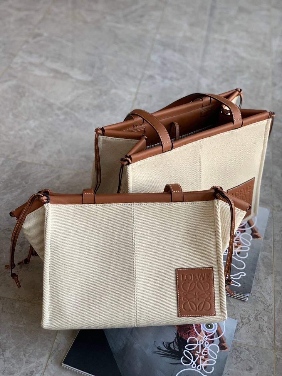 * 𝘊𝘶𝘴𝘩𝘪𝘰𝘯 𝘵𝘰𝘵𝘦 小号 尺寸:32-24-16cm 编码:702001小号布配棕 采用独家定制进口帆布拼进口小牛皮，搭配独家定制进口条纹内衬tote 购物袋 上班通勤款💯分，属于仙女们闭眼就可以入的款✌✌