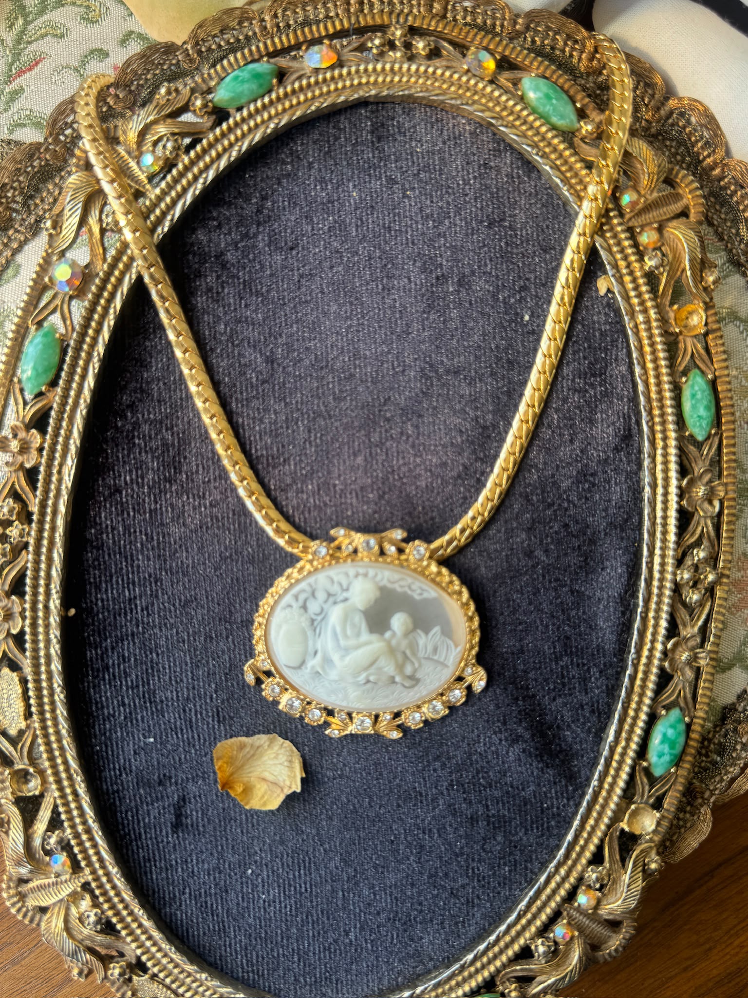 C.a. 1970s Neoclassical Snowy Resin Bas-Relief Cameo Princess Necklace (MT2266)